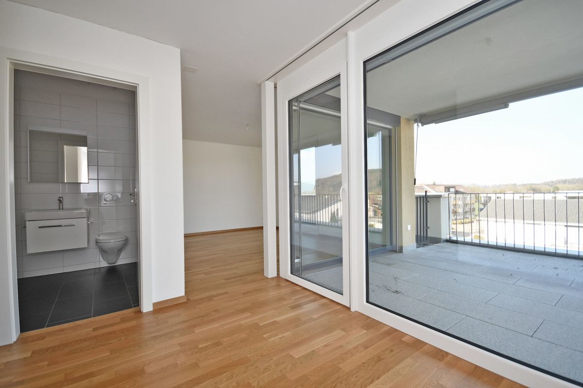 Wohnraum mit Balkon und Gäste-WC