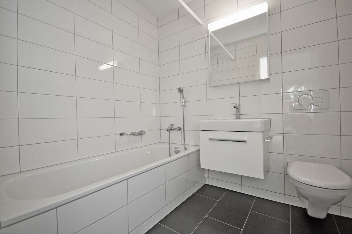 Modernes Bad mit Wanne und Wand-WC