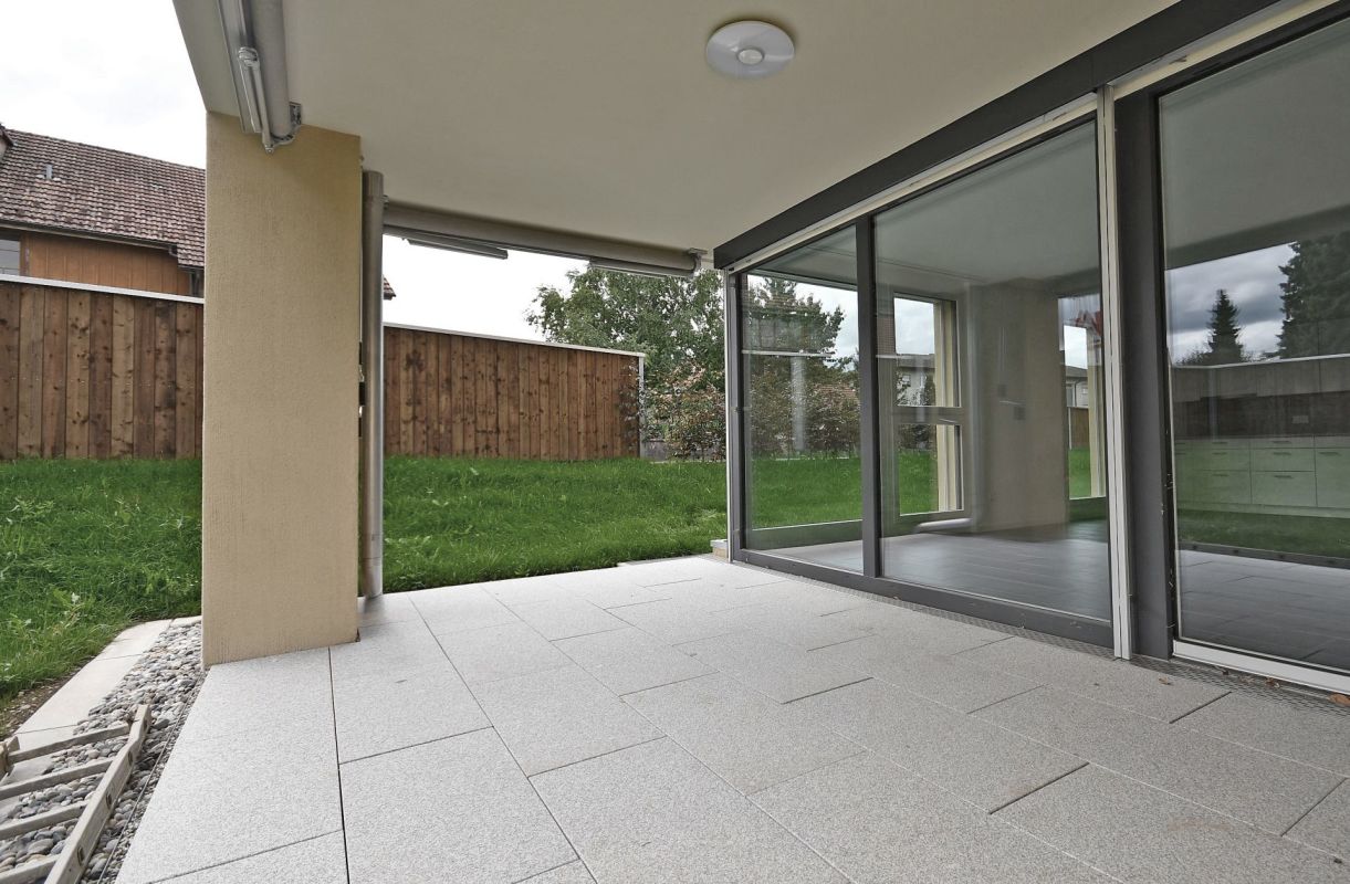 Überdachte Terrasse mit großen Schiebetüren