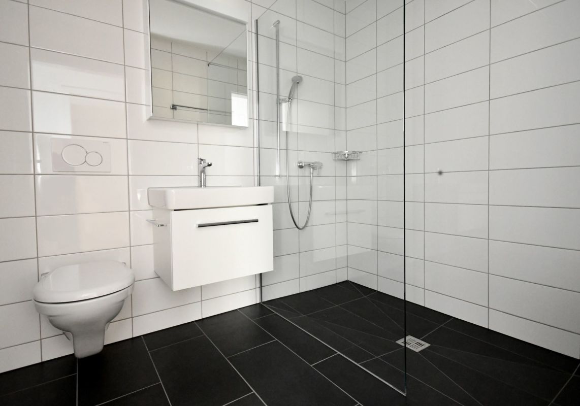 Modernes Badezimmer mit bodengleicher Dusche