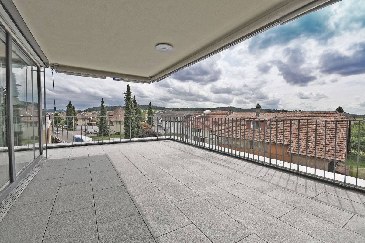 Überdachte Terrasse mit Panoramablick