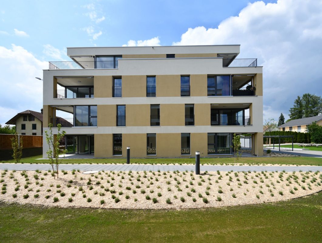 Moderne Außenansicht eines Mehrfamilienhauses