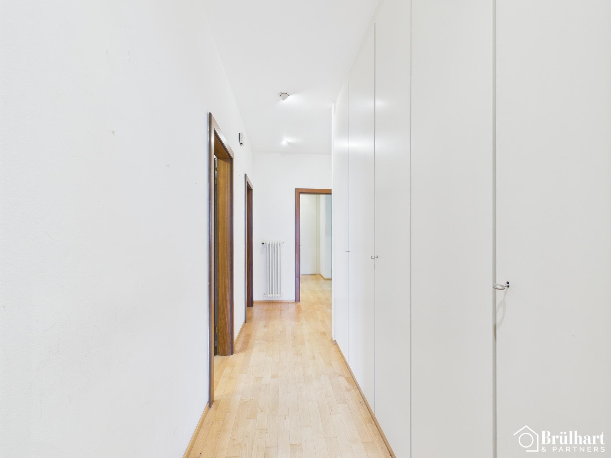 Heller Flur mit Einbauschrank