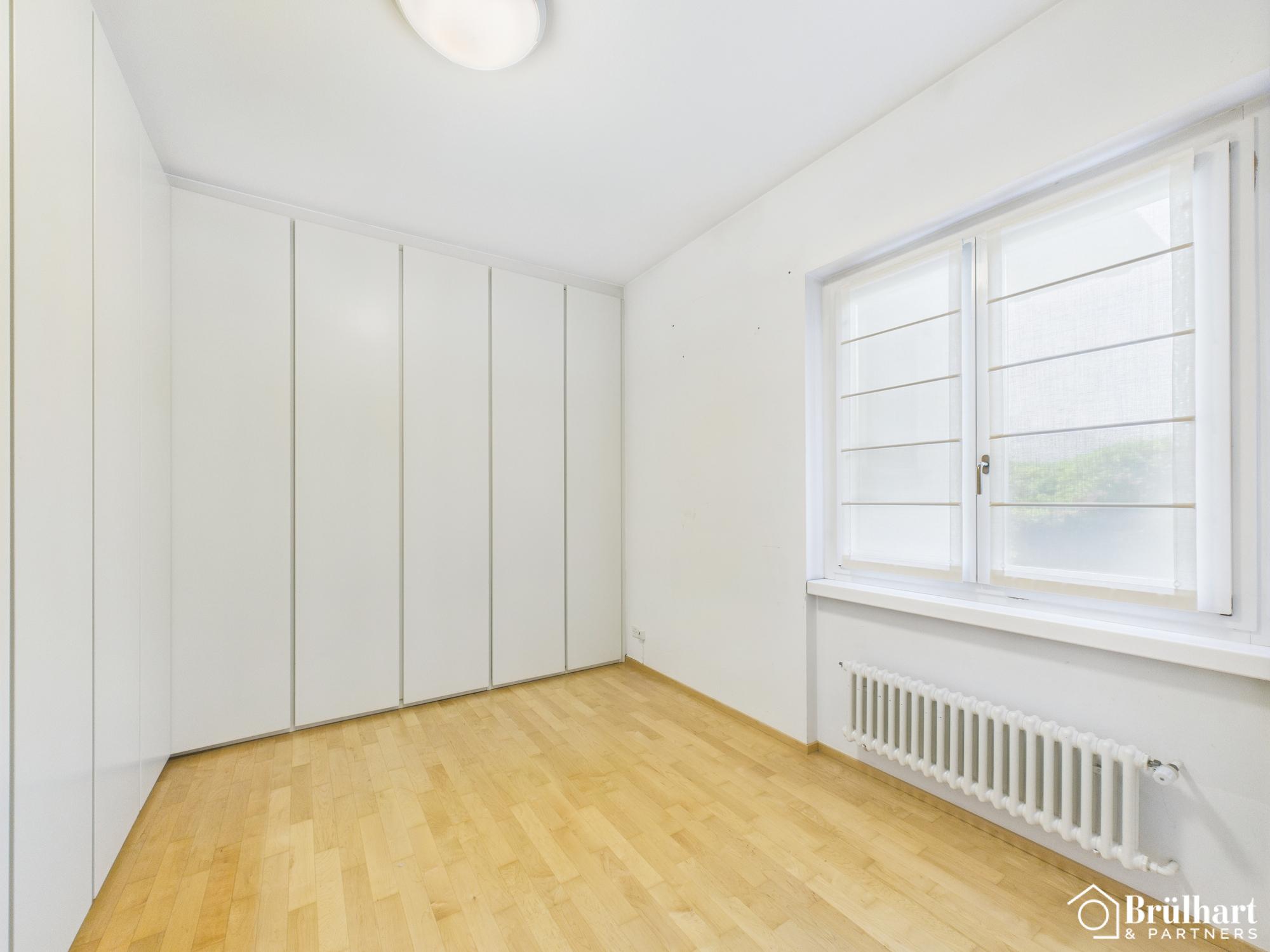Helles, leeres Schlafzimmer mit Einbauschrank
