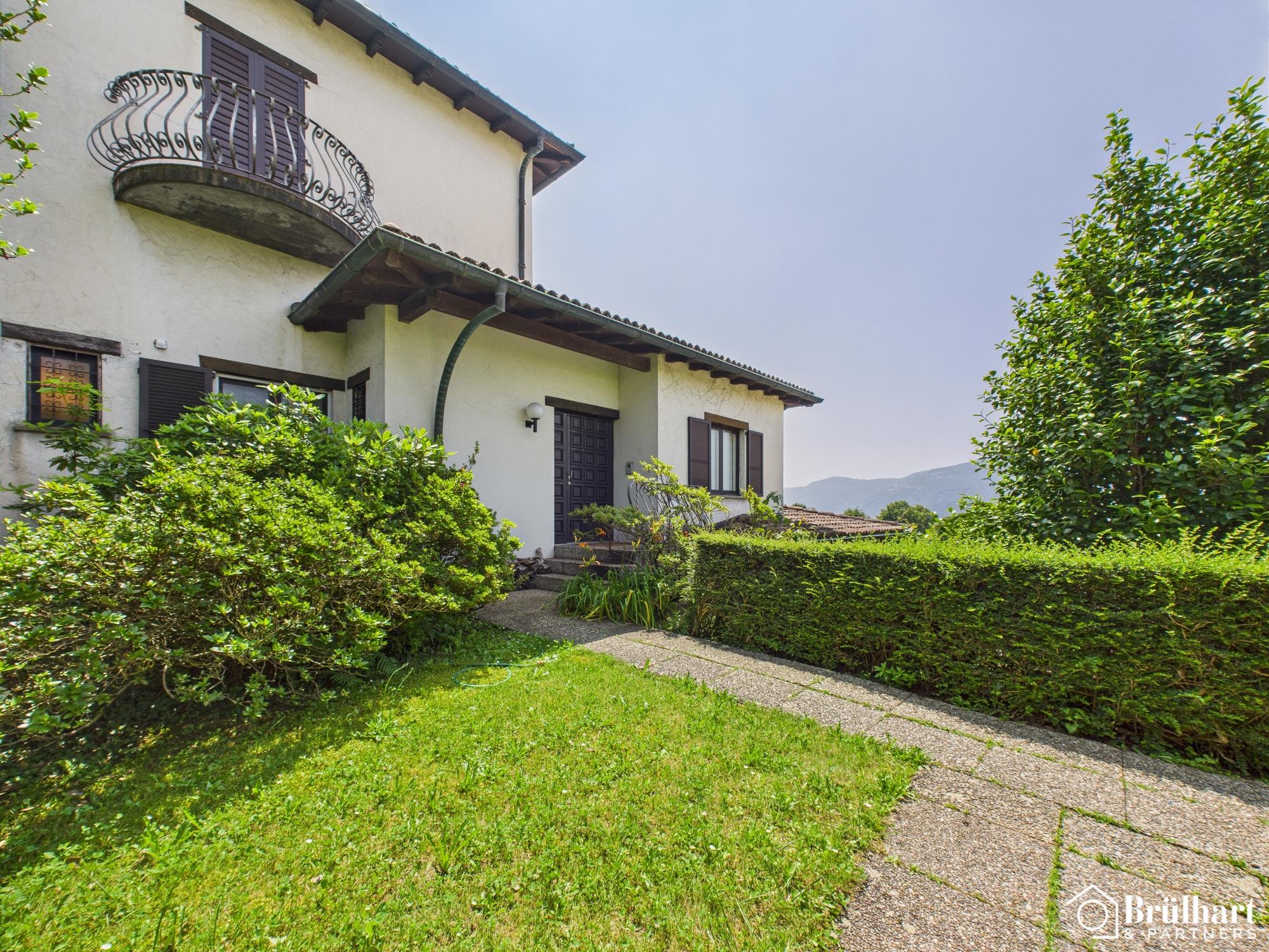 Haus mit Garten und Balkon