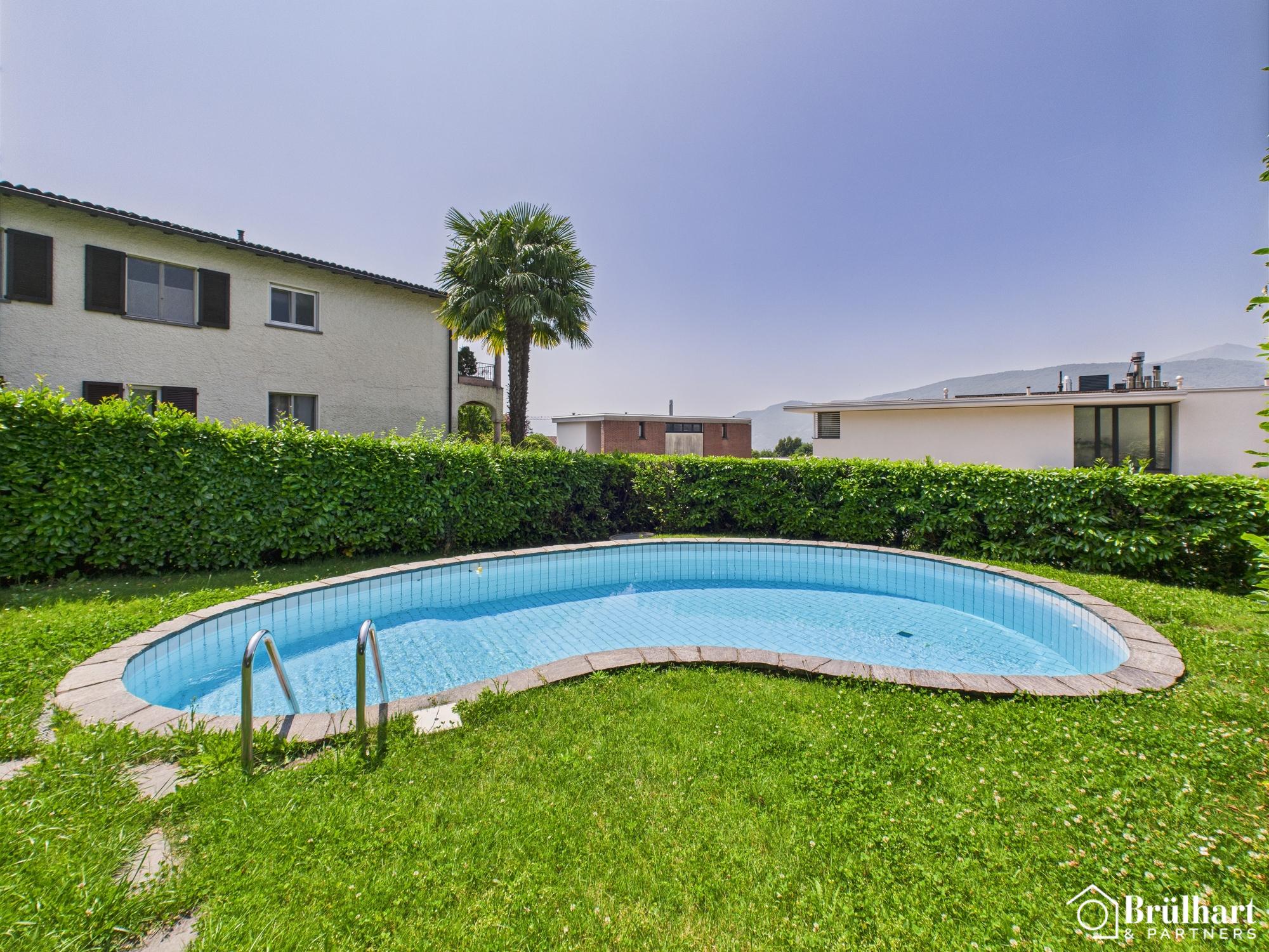 Außenansicht mit Pool und Wohngebäuden