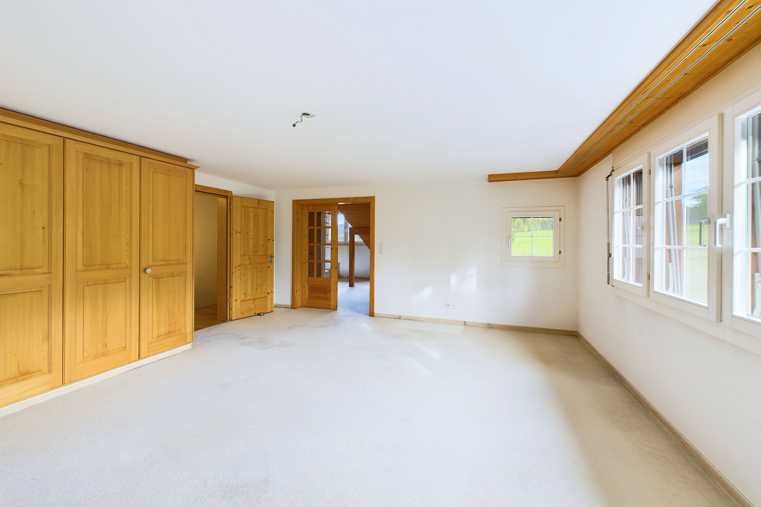 Helles, leerstehendes Zimmer mit Holzdetails