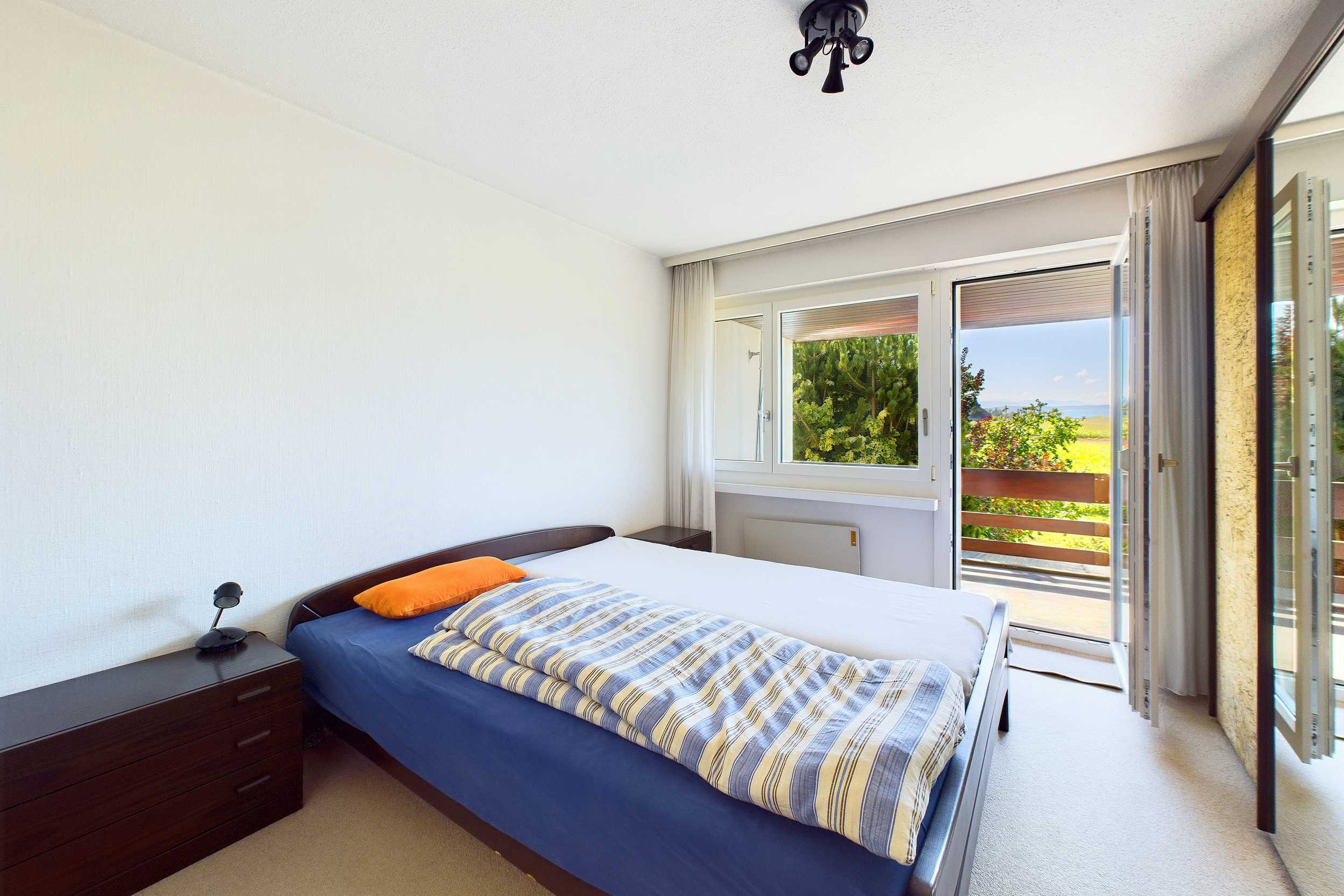 Helles Schlafzimmer mit Balkonzugang