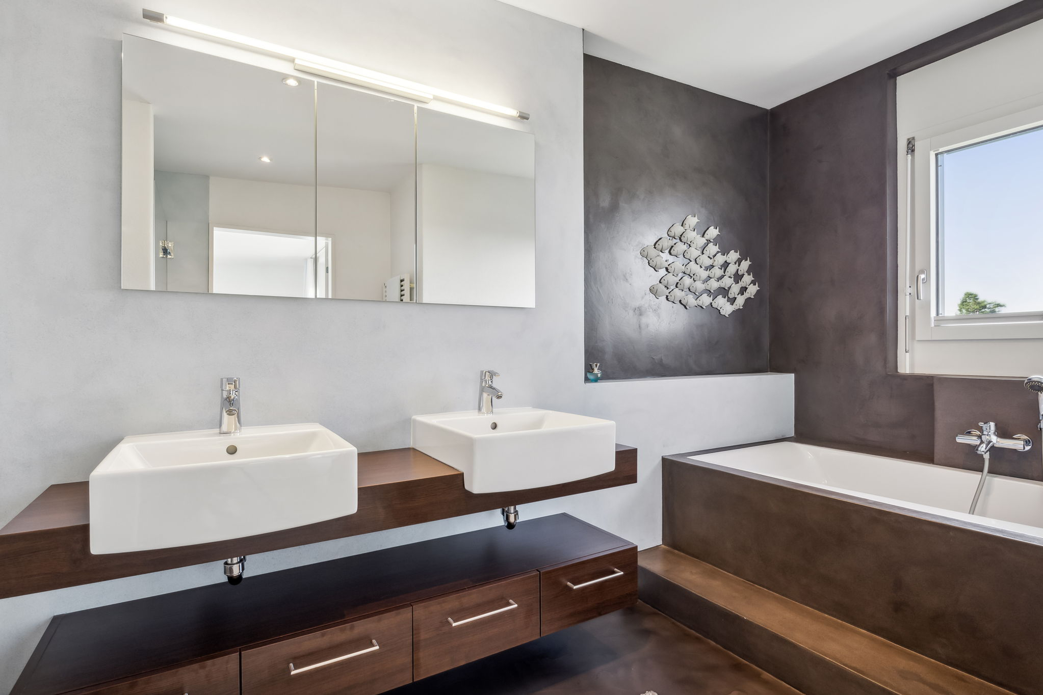 Modernes Badezimmer mit Doppelwaschbecken und Badewanne