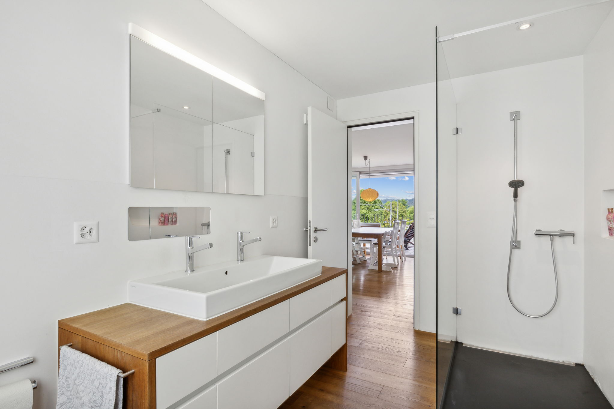 Modernes Badezimmer mit begehbarer Dusche