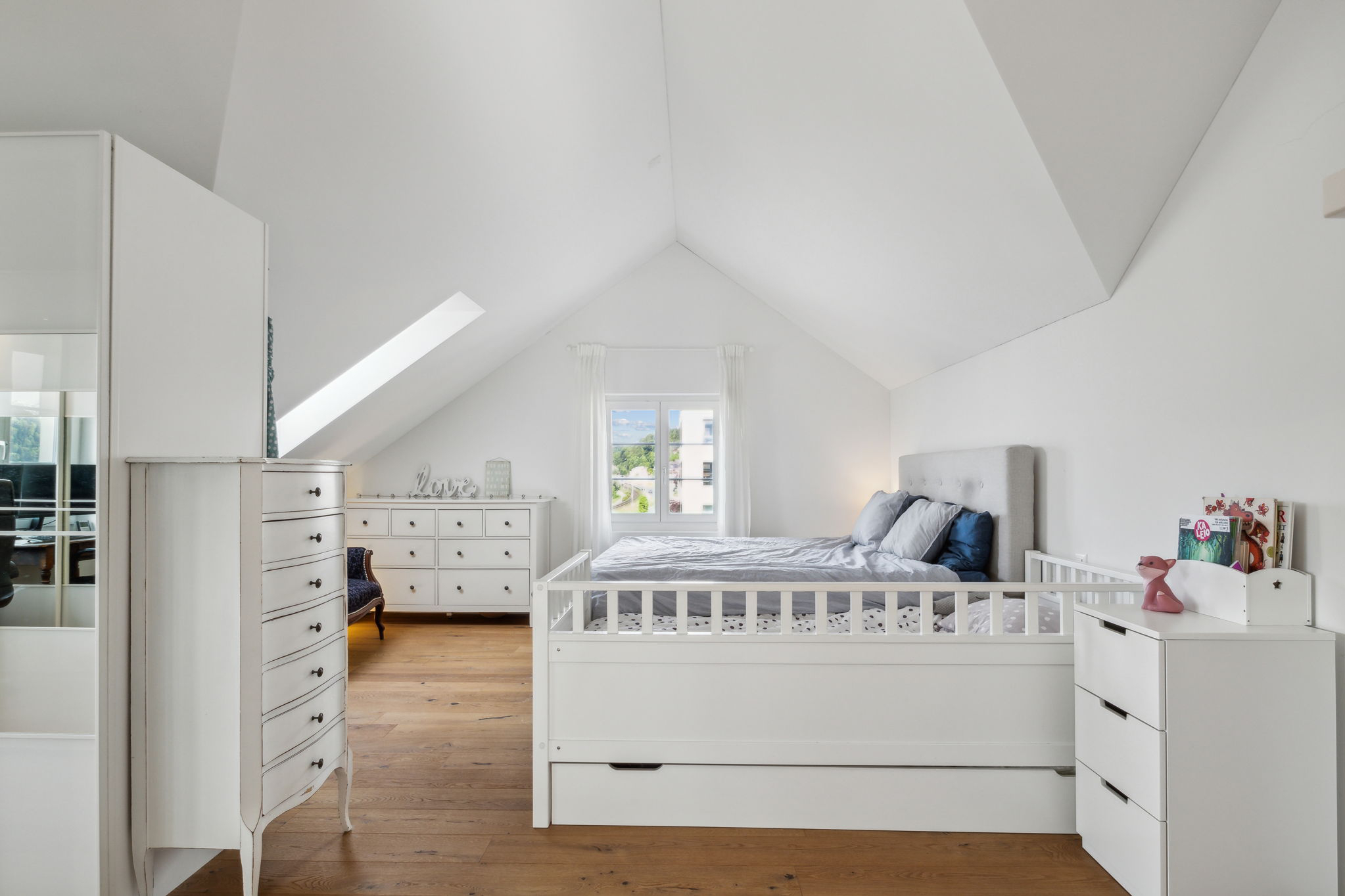 Helles Dachgeschoss-Schlafzimmer