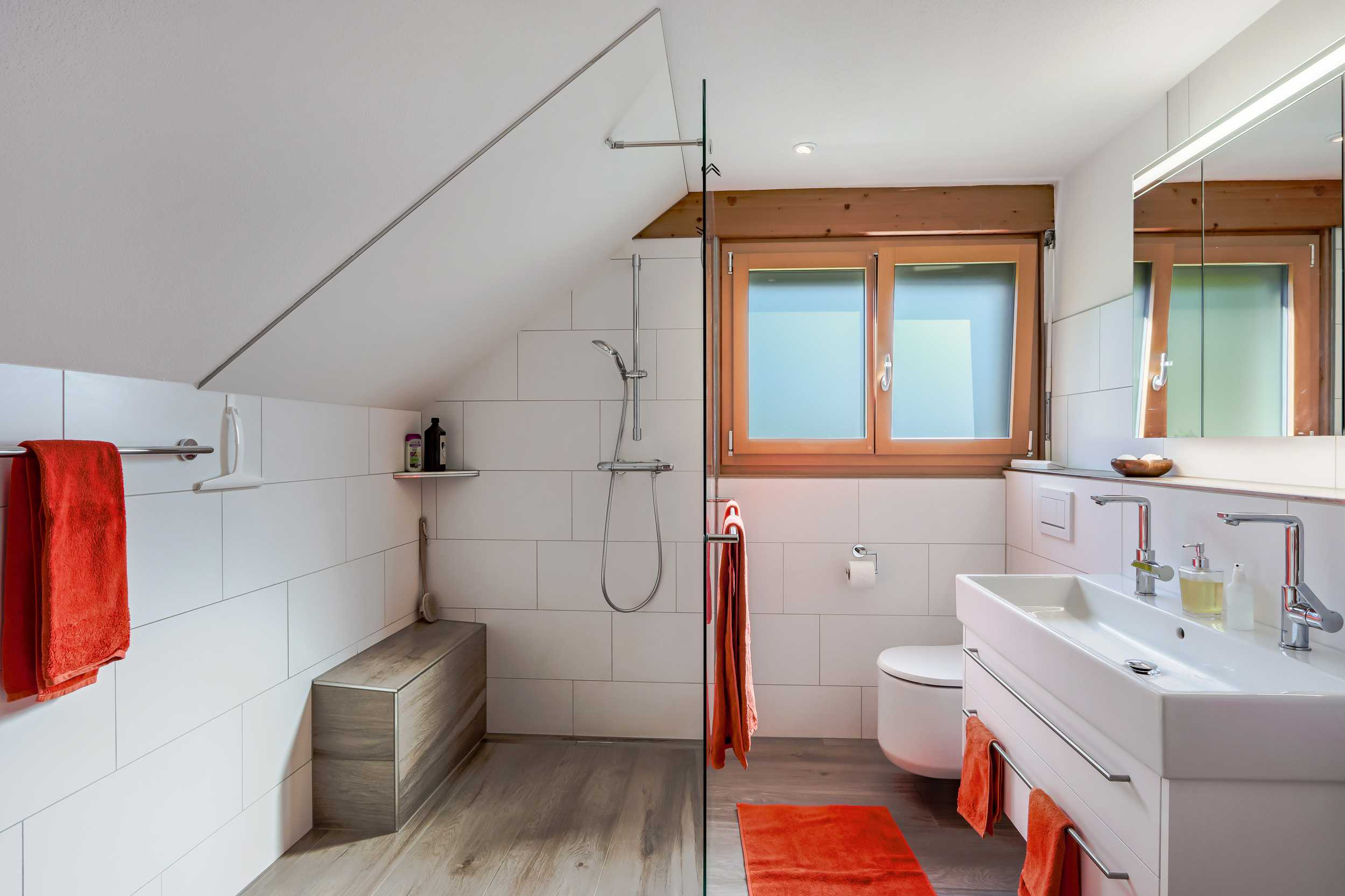 Modernes Badezimmer mit Dachschräge
