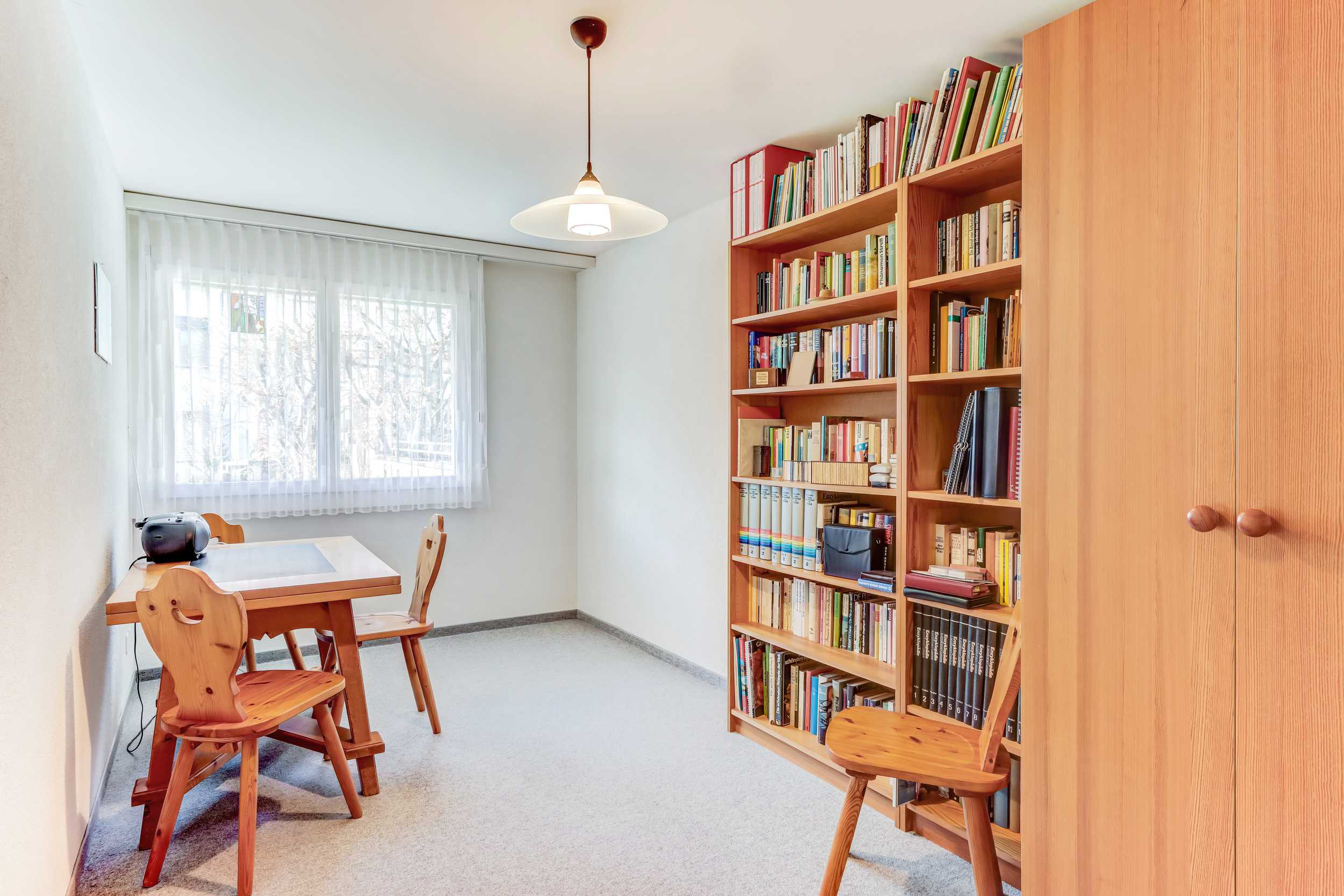 Arbeits- bzw. Bibliothekszimmer mit Bücherregal