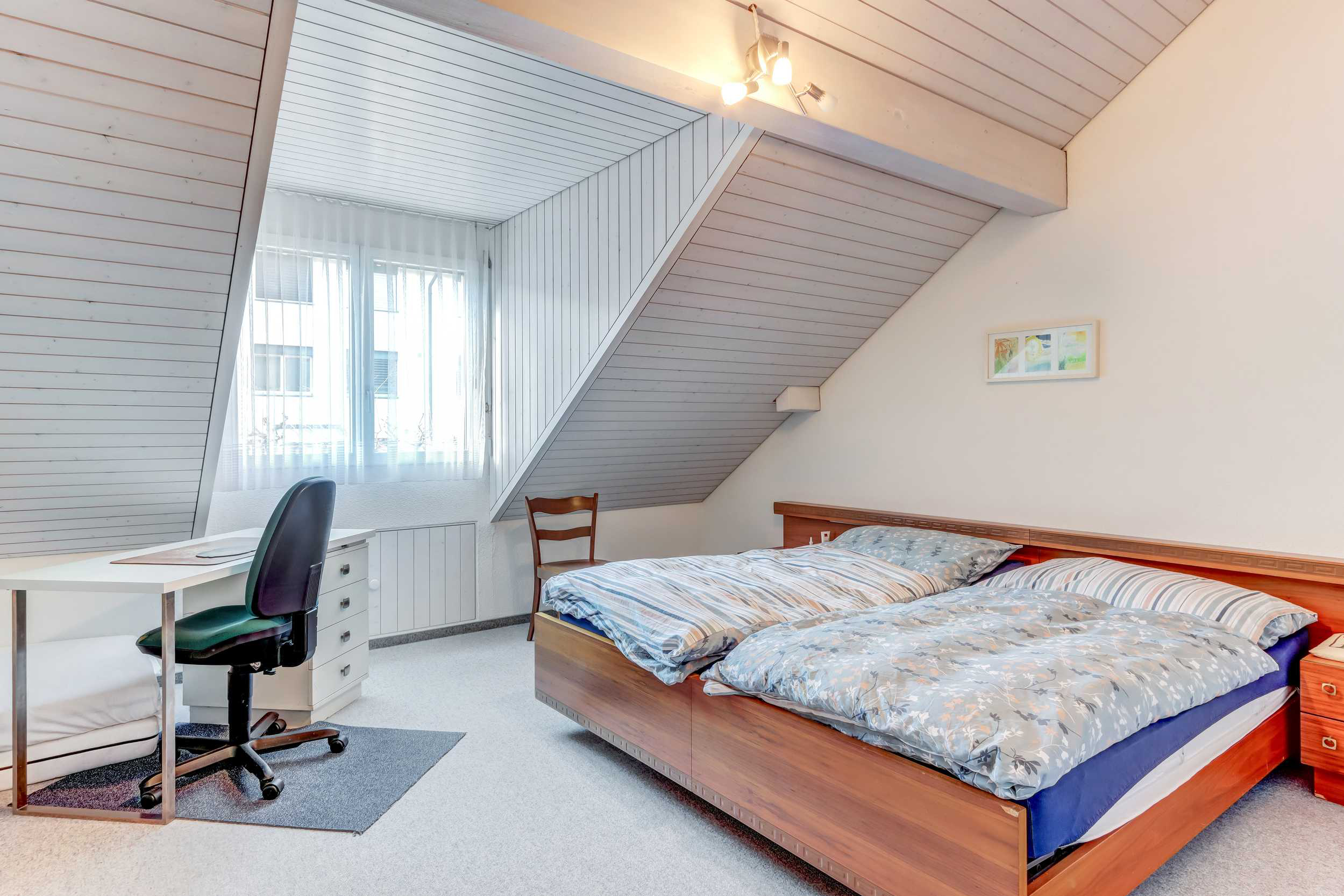 Dachgeschoss-Schlafzimmer mit Arbeitsplatz