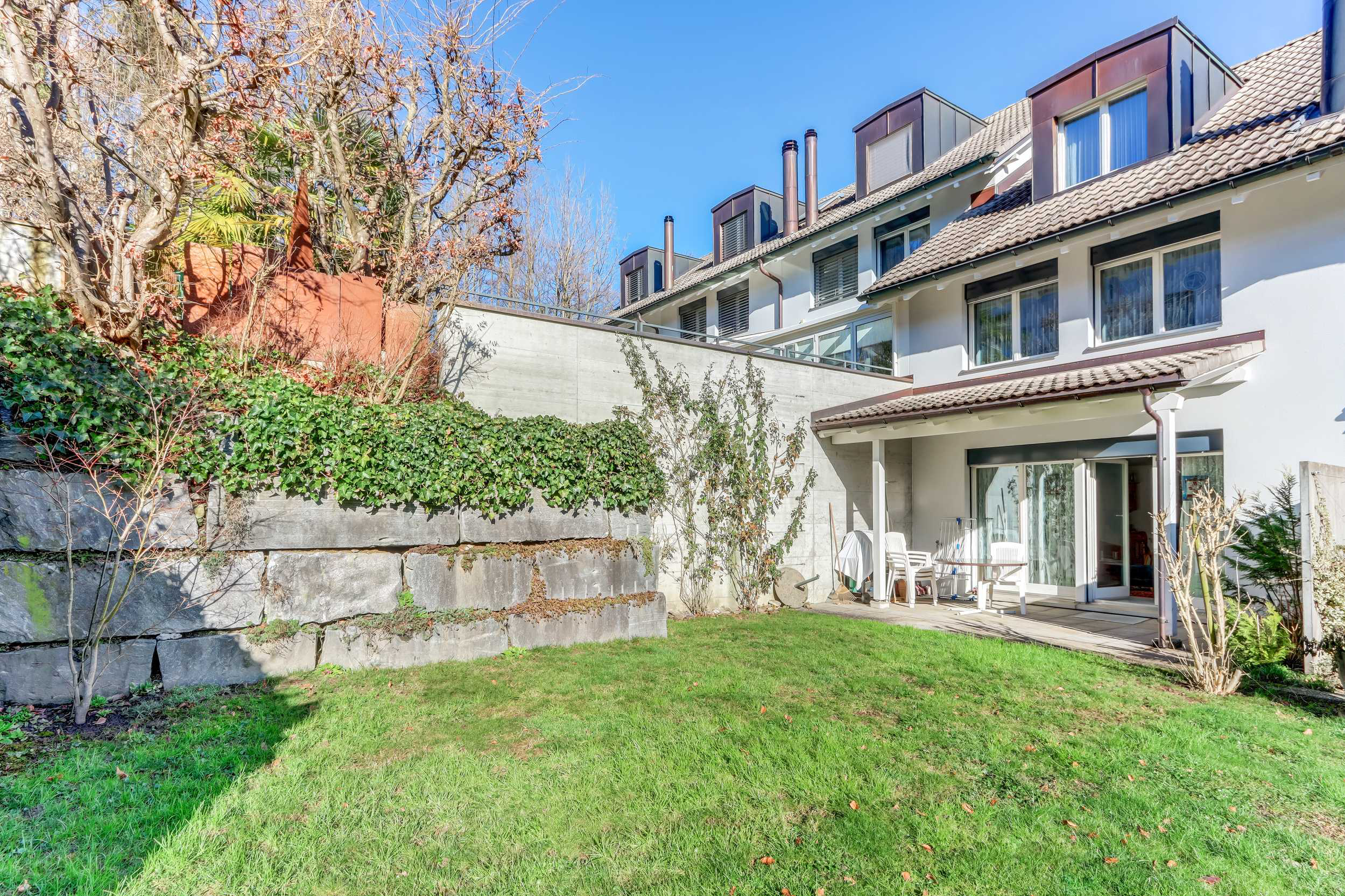 Gartenansicht eines Wohnhauses mit Terrasse