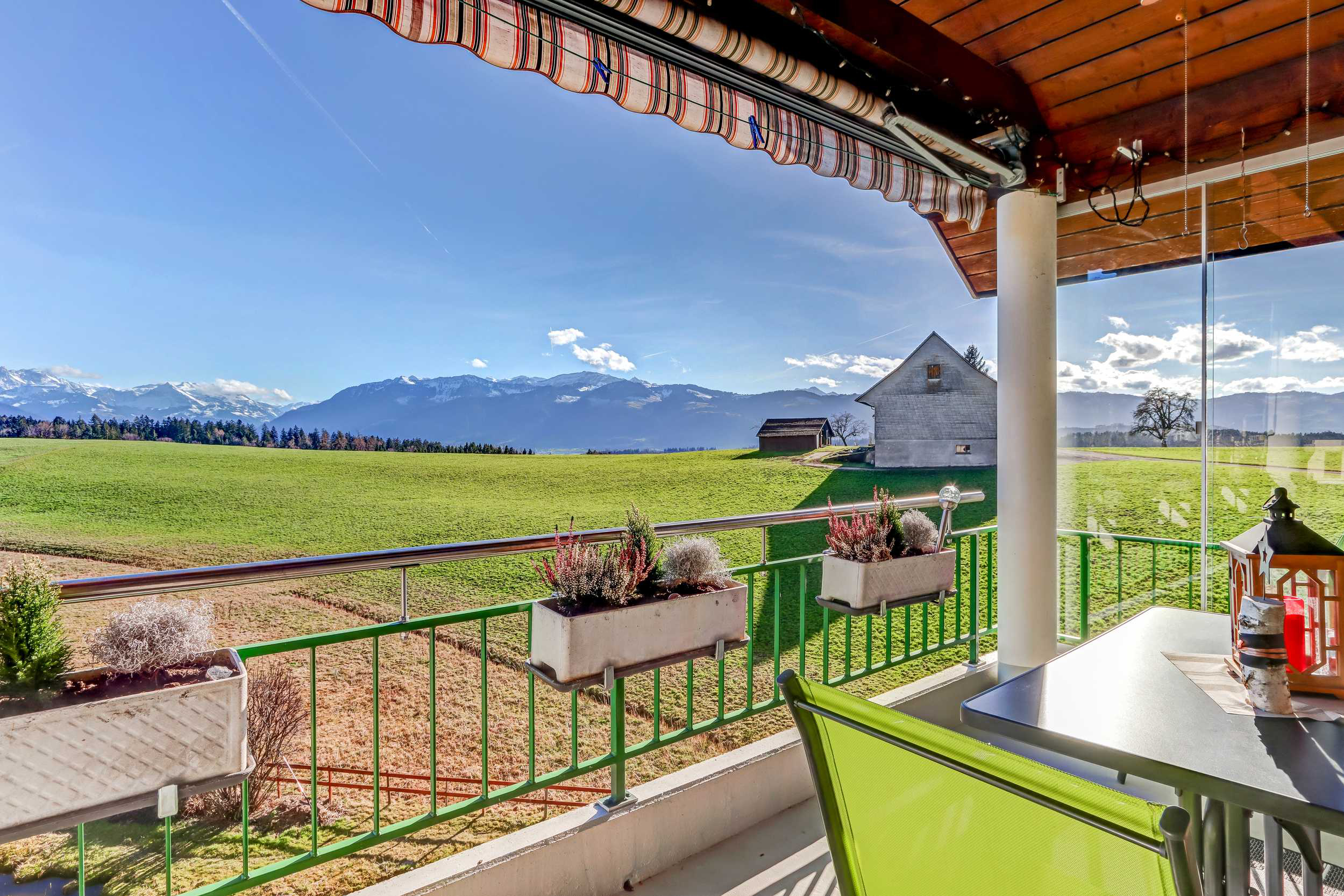 Balkon mit Alpenblick