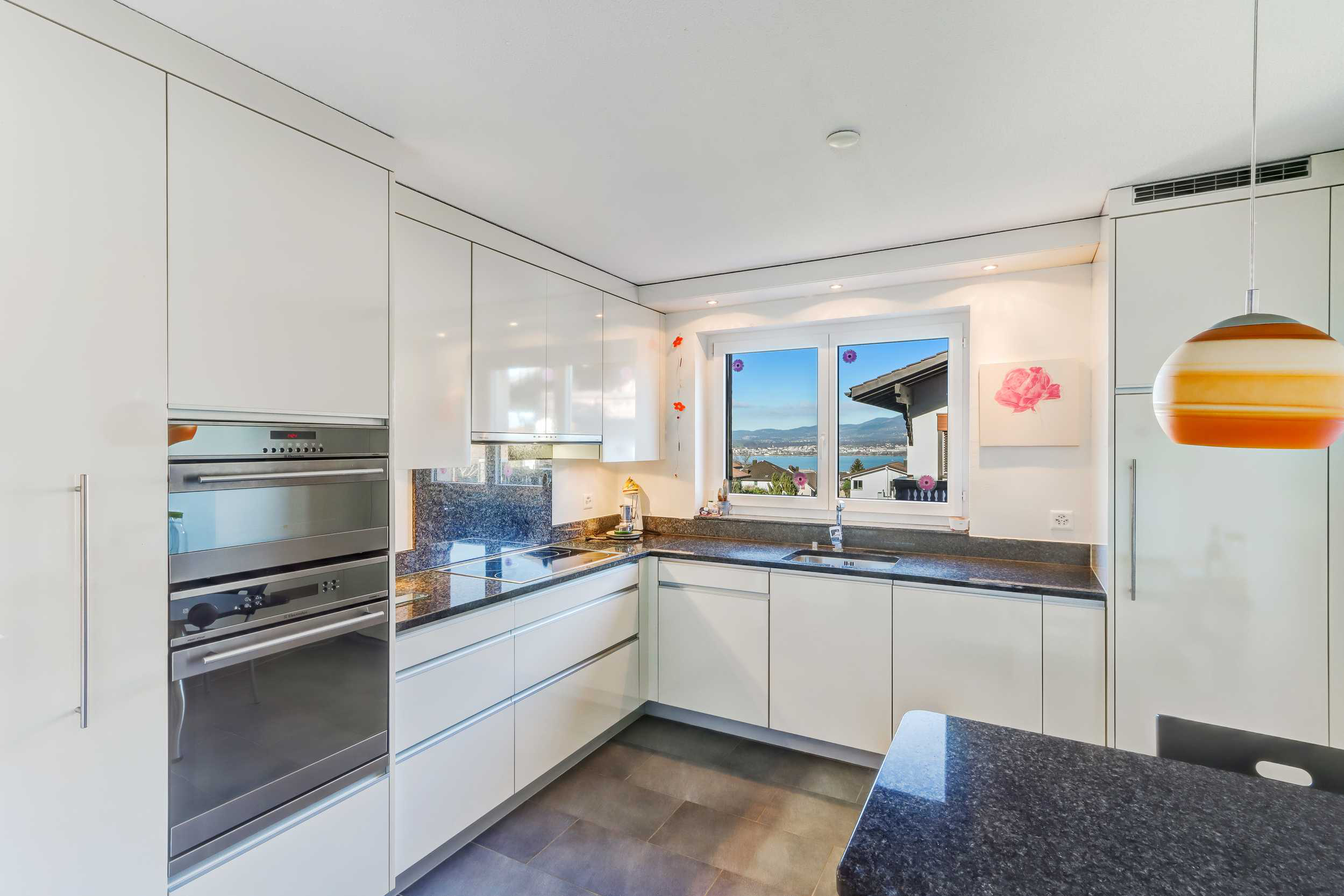 Moderne Küche mit Blick ins Freie