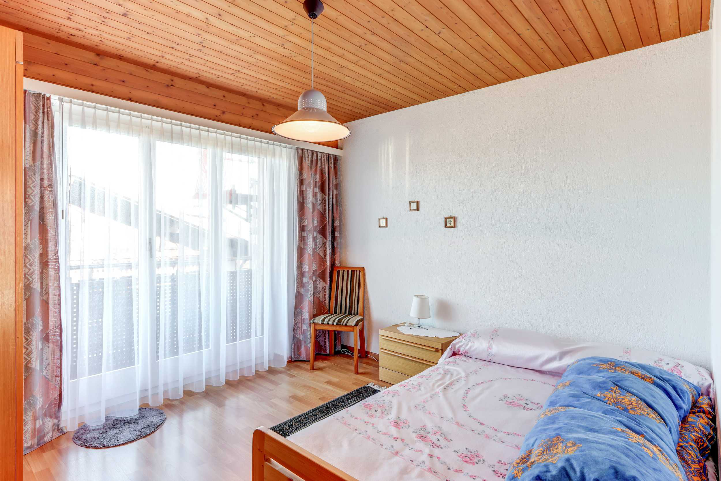 Helles Schlafzimmer mit Holzbalkendecke