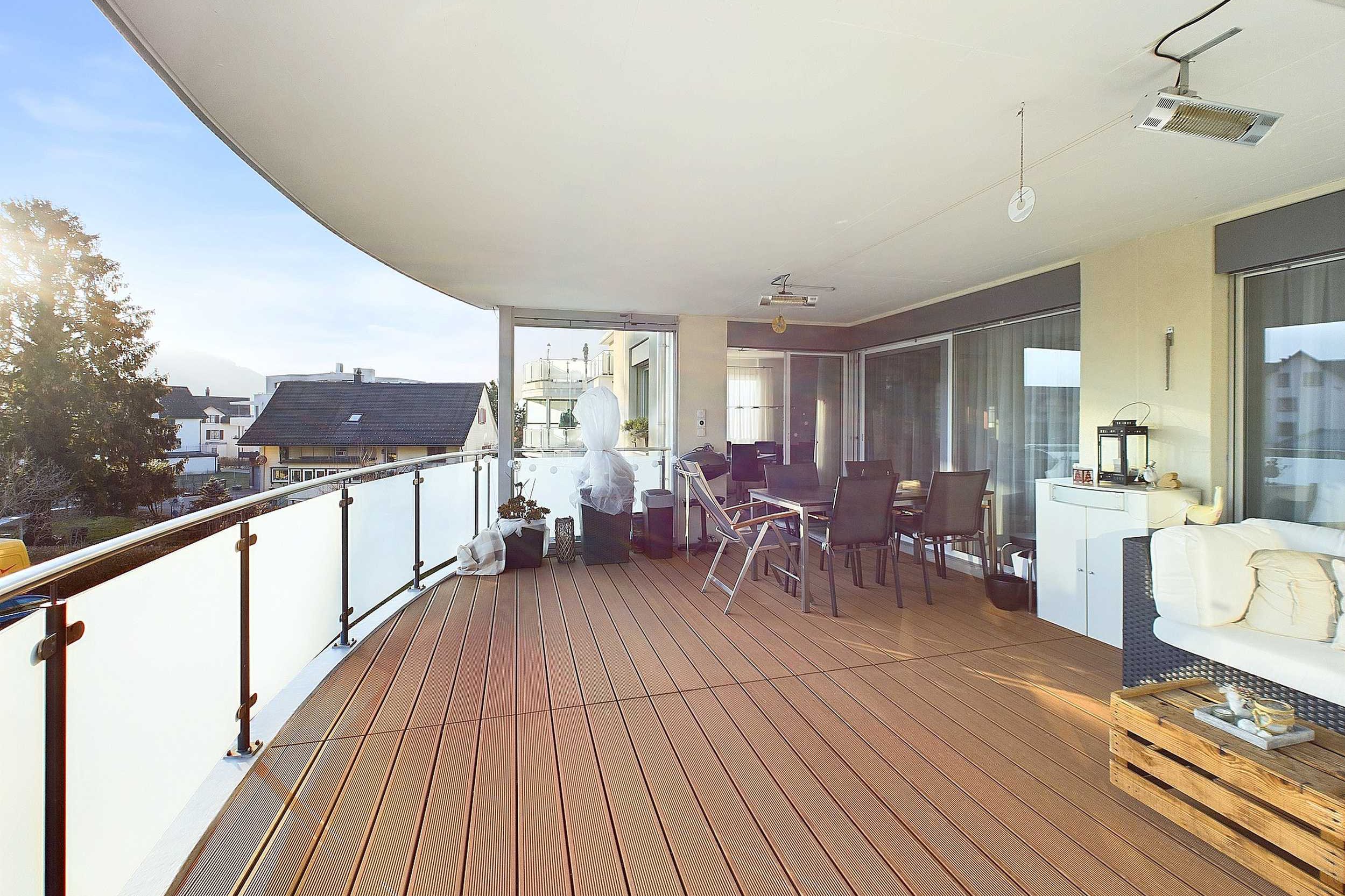 Große überdachte Dachterrasse mit Sitzbereich