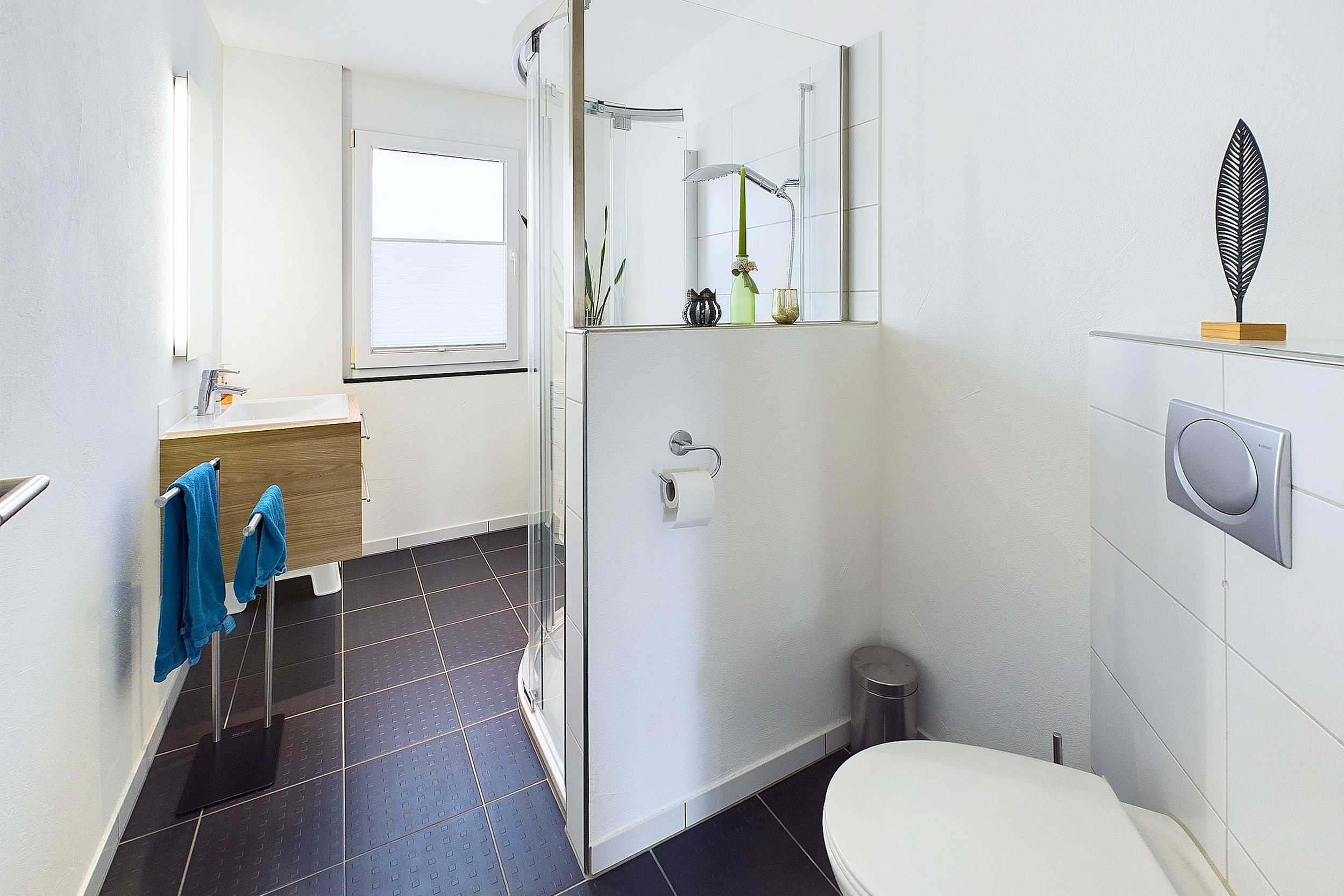 Modernes Gäste-WC mit Dusche