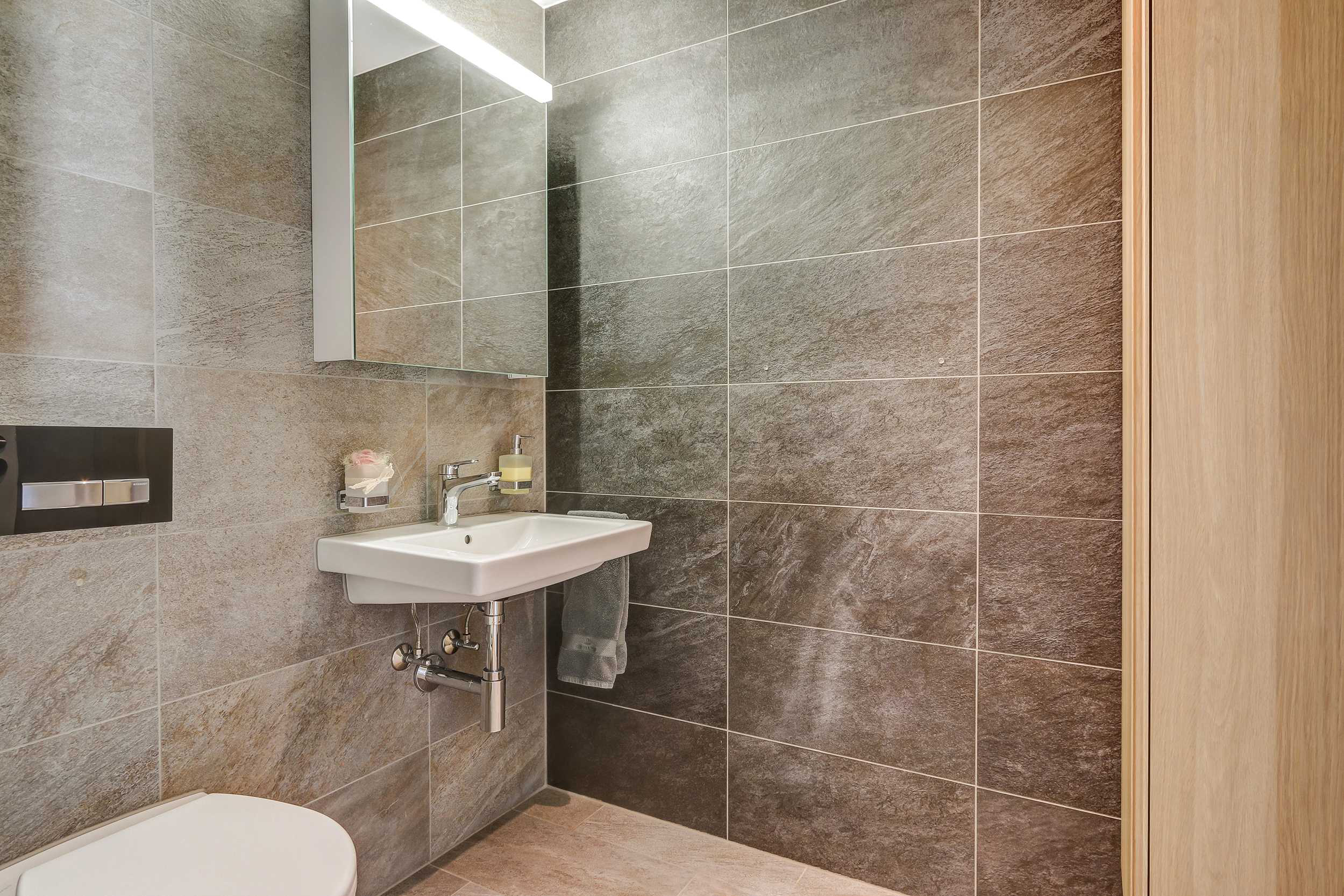 Modernes Badezimmer mit Natursteinoptik