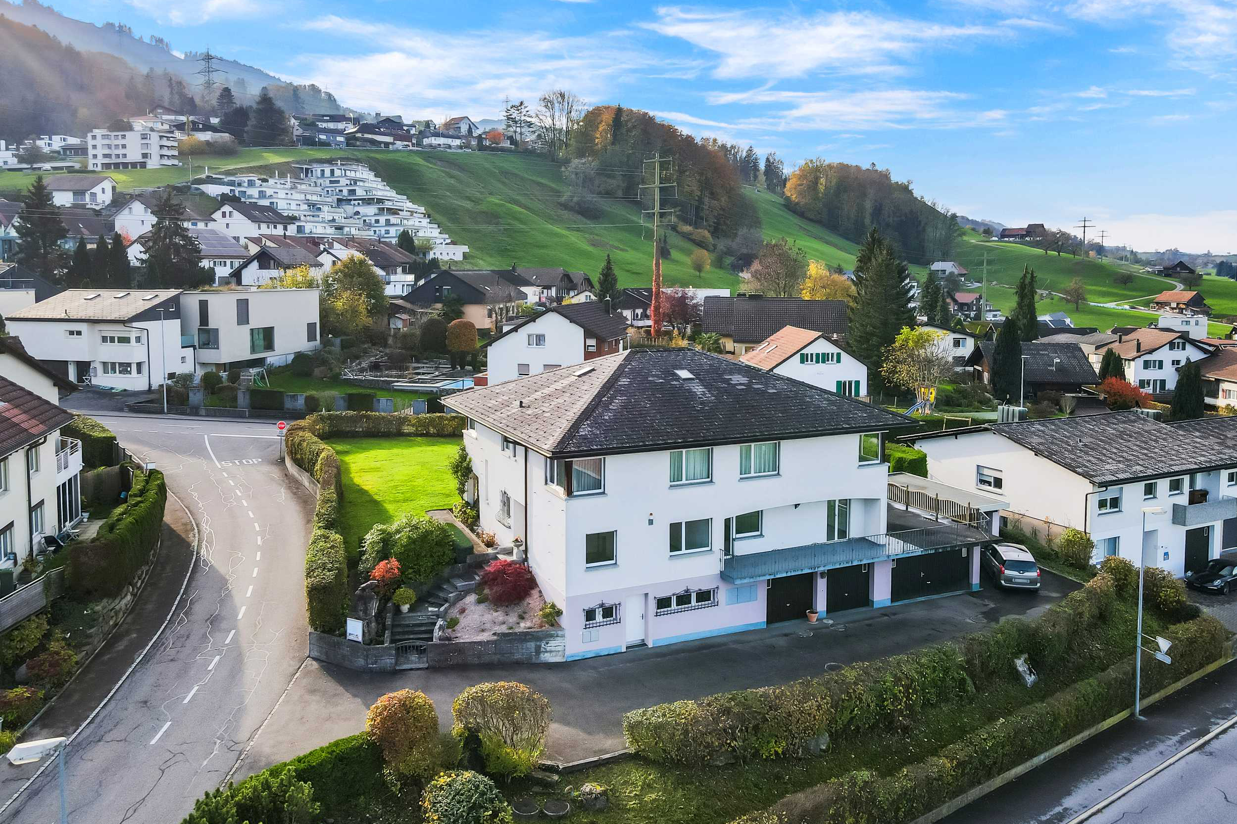Wohnhaus in hügeliger Vorortlage