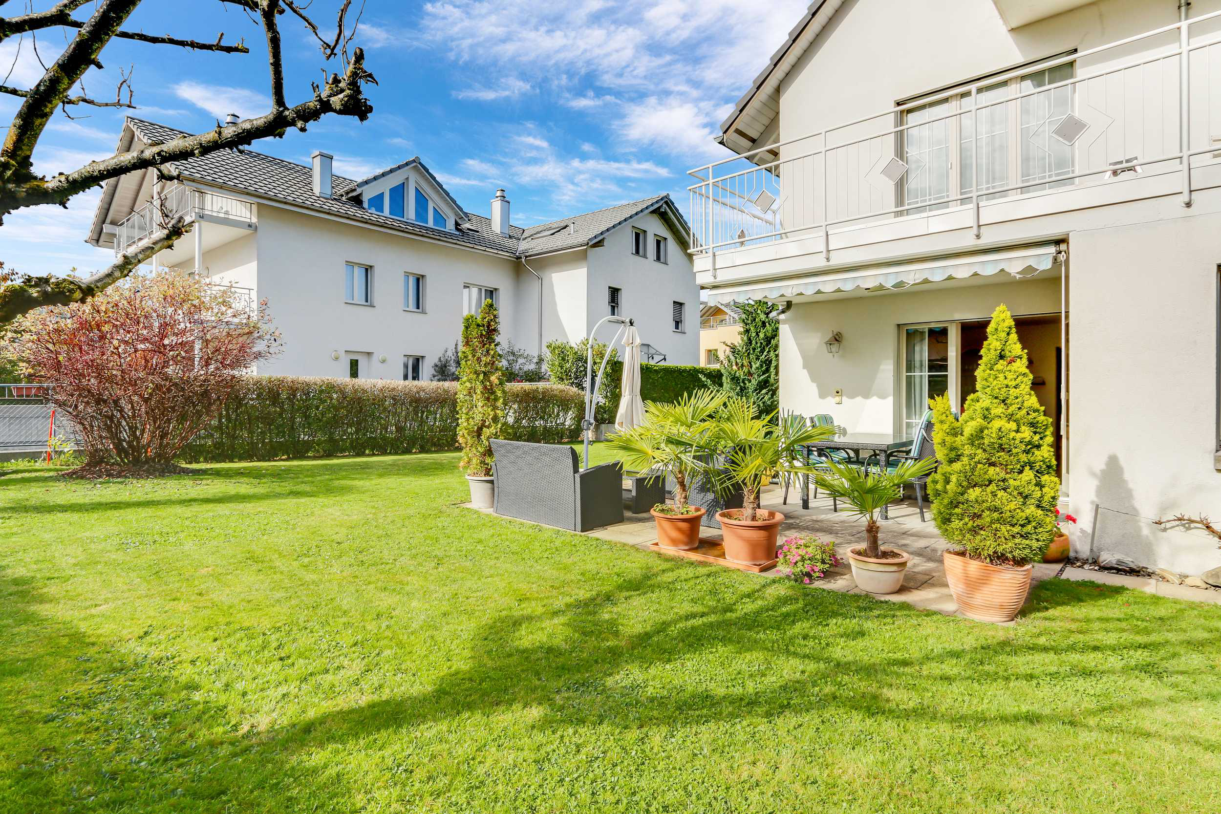 Großer Garten mit Terrasse an einem Wohnhaus