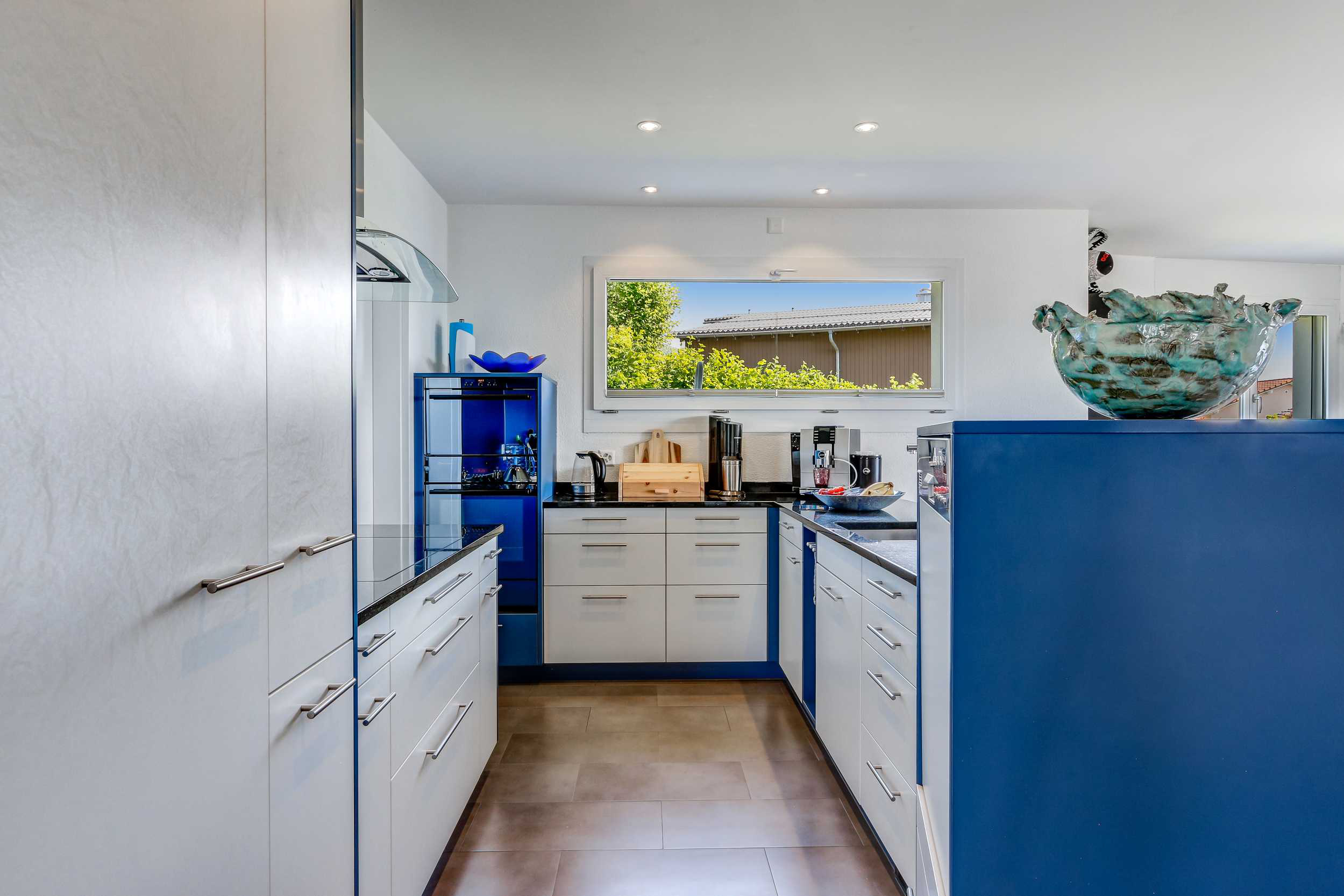 Moderne Küche mit blauen Akzenten