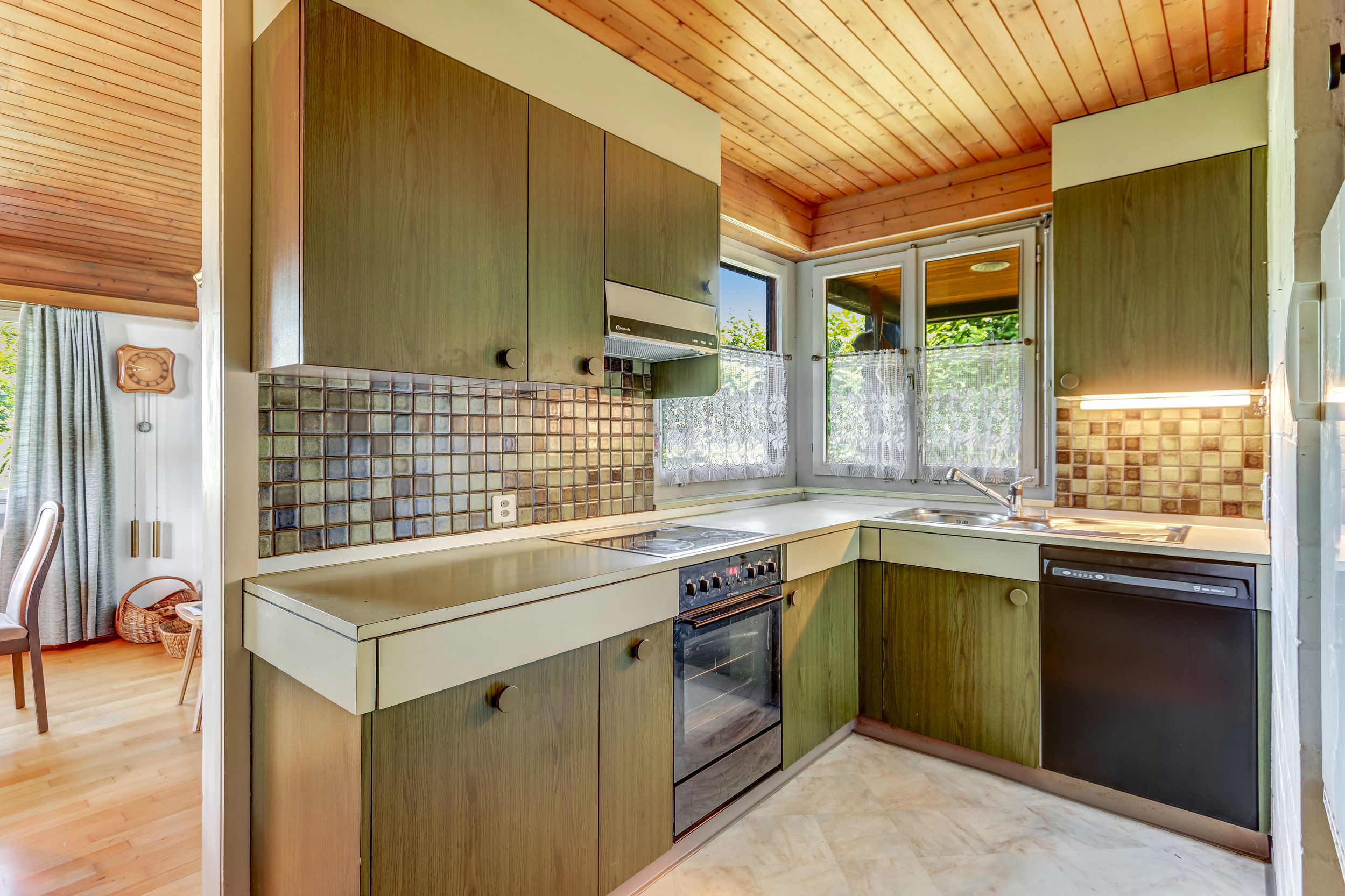 Kompakte Küche mit Holzdecke