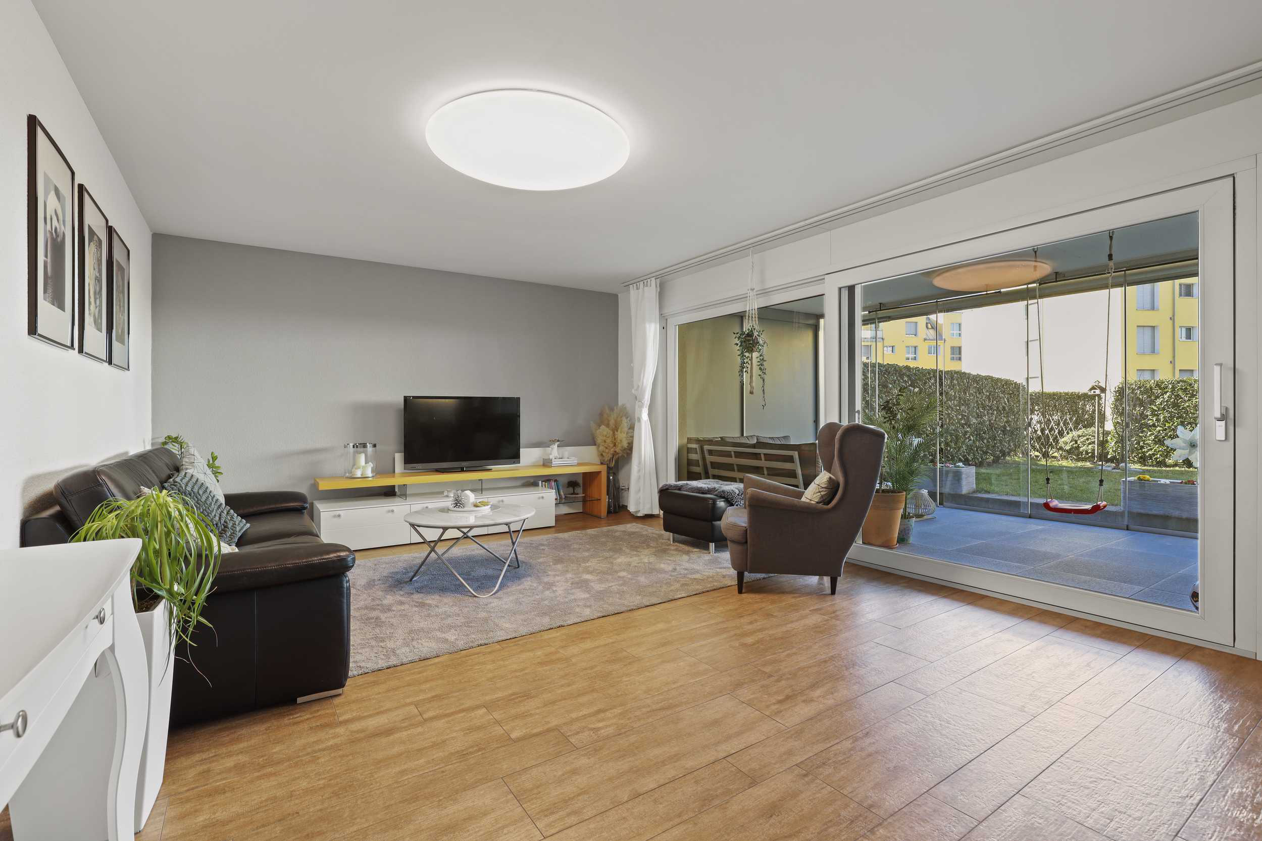 Helles Wohnzimmer mit Terrassenzugang