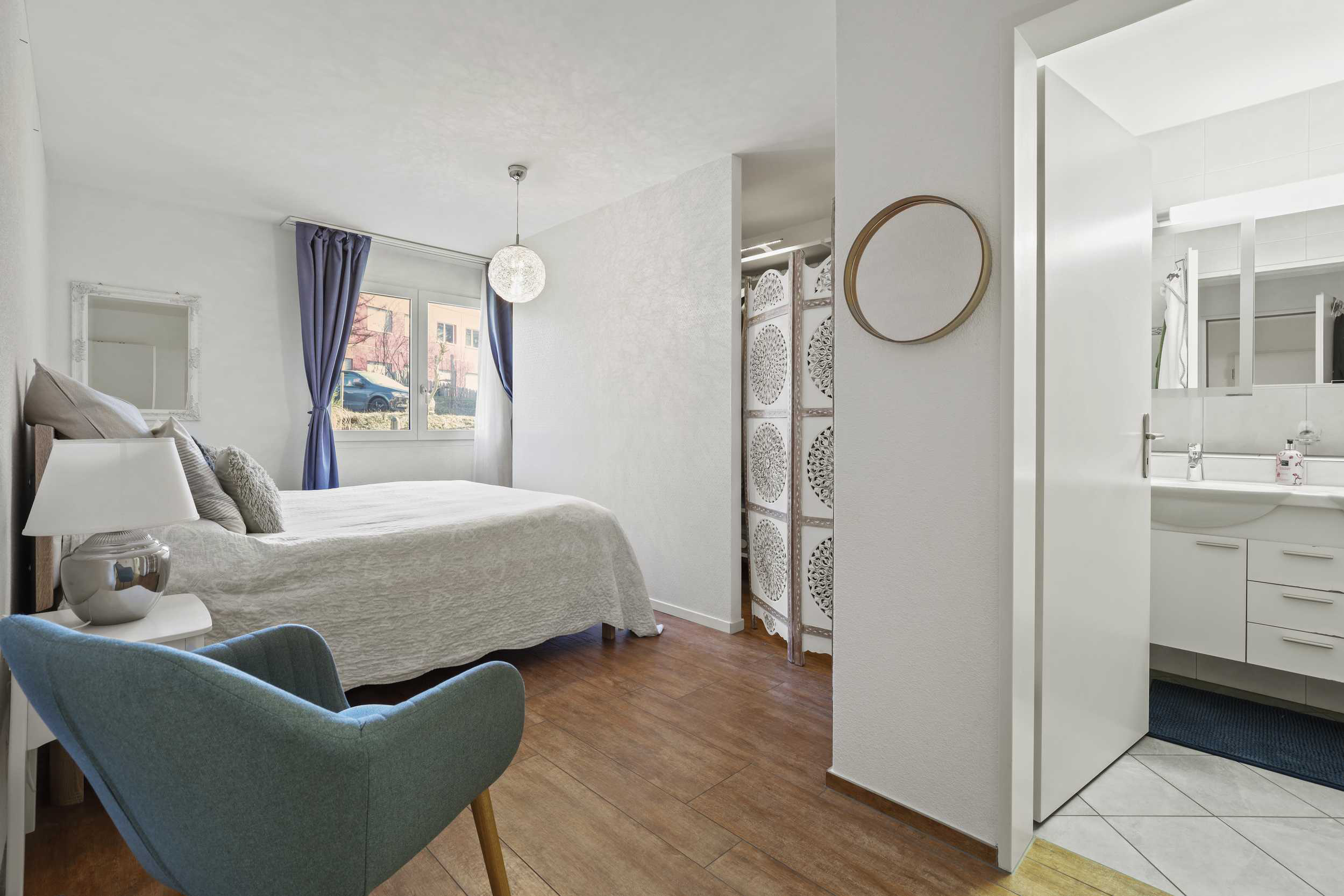Helles Schlafzimmer mit angrenzendem Bad
