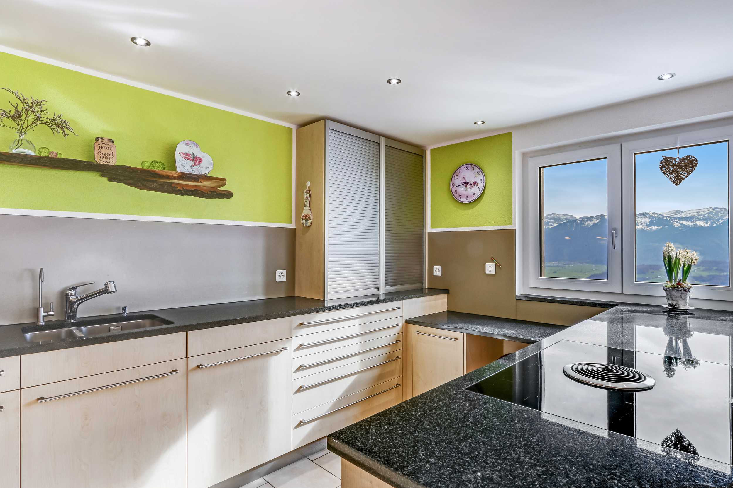 Helle, moderne Küche mit Bergblick