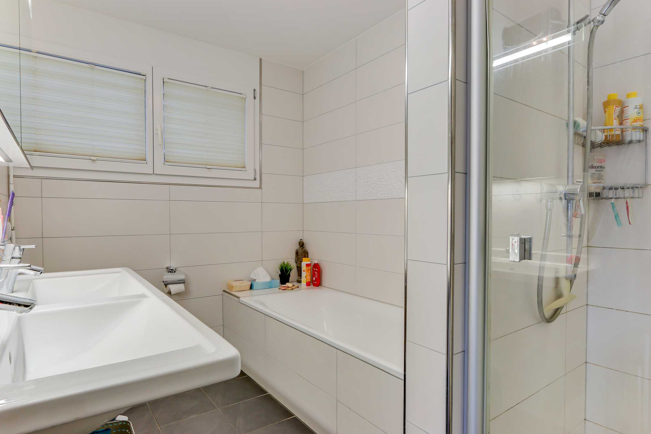 Modernes Badezimmer mit Badewanne und Dusche