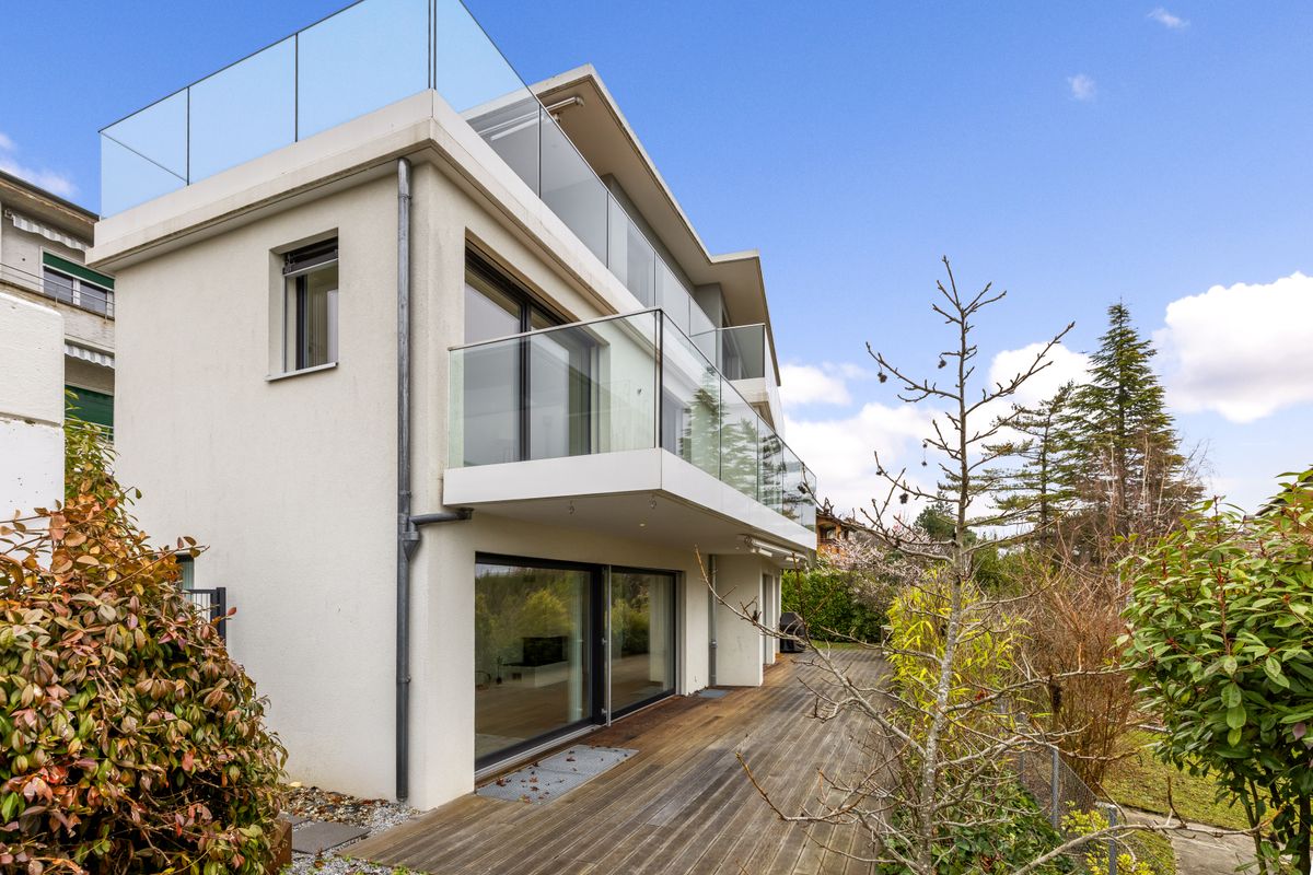 Schönes modernes Reihenhaus mit Blick auf den See – Pully