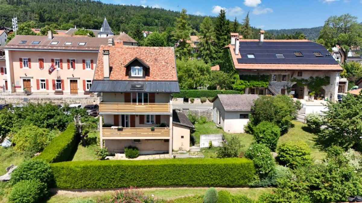 Dorf Arzier, freistehendes Haus mit 2 Wohnungen – Arzier Le Muids