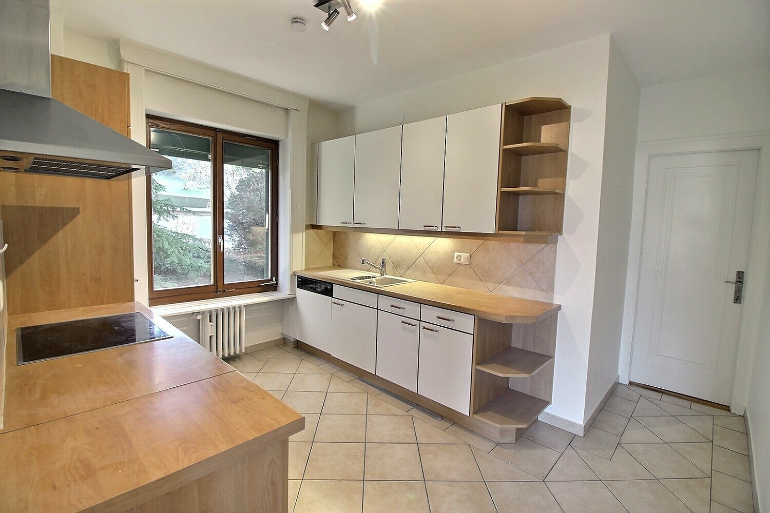 Helle, modernisierte Küche mit Holz- und Weißfronten