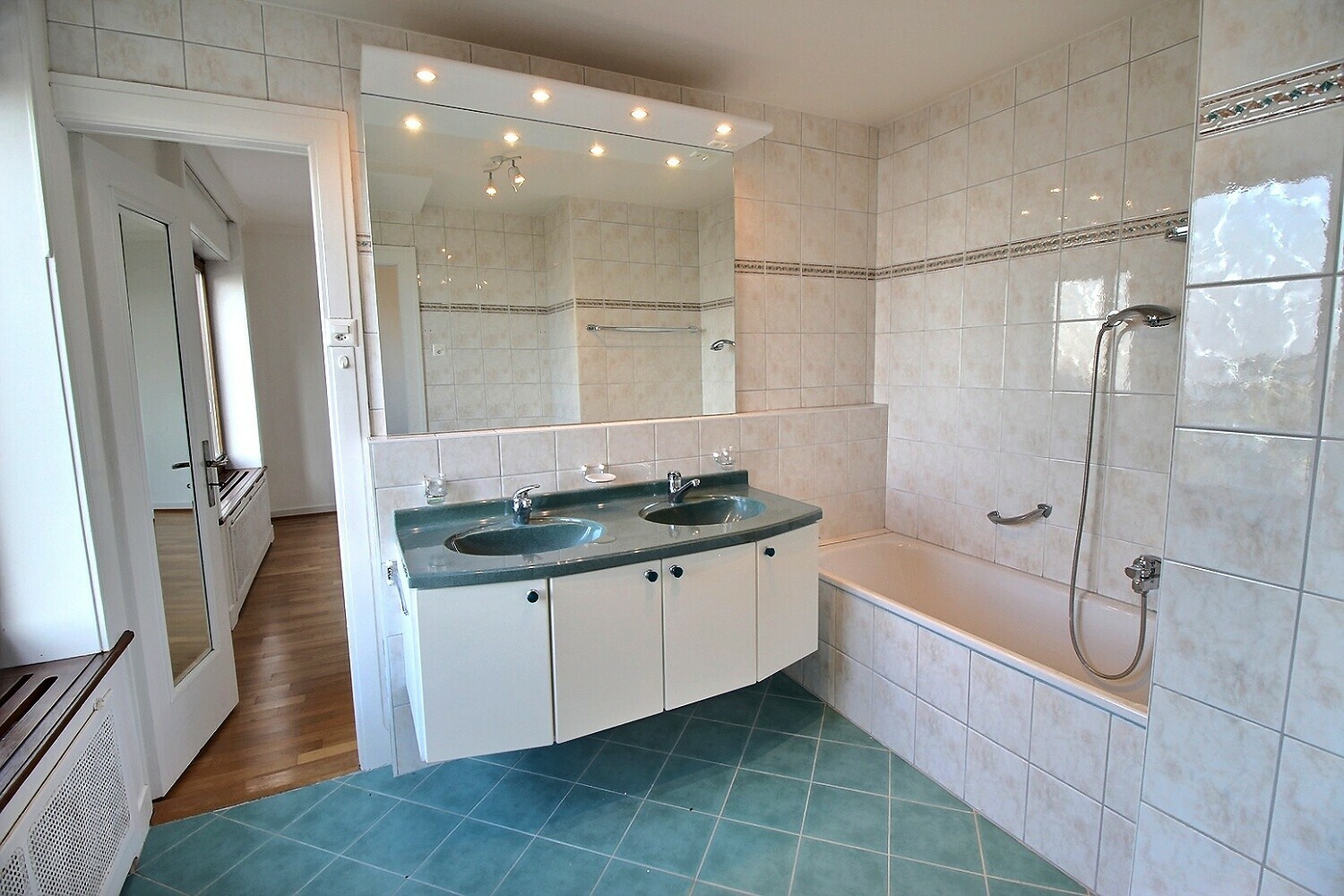 Badezimmer mit Doppelwaschtisch und Wanne