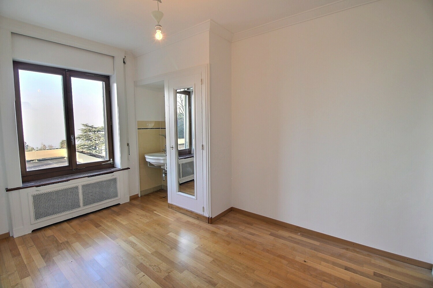 Helles Zimmer mit Fenster und Badzugang