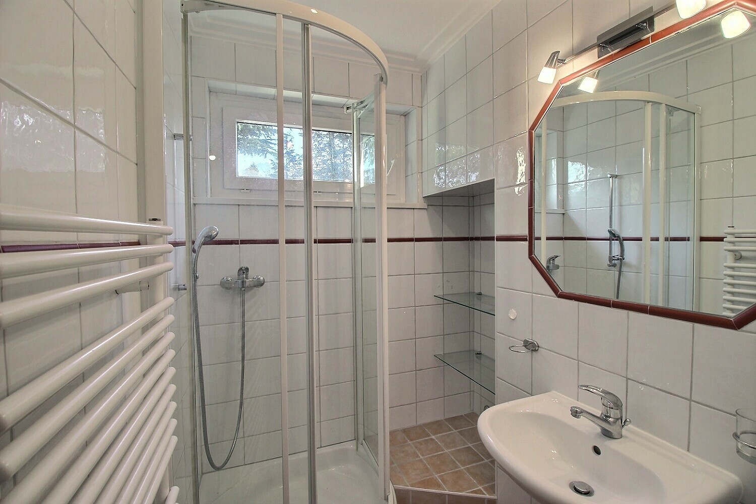Badezimmer mit Dusche und Waschbecken