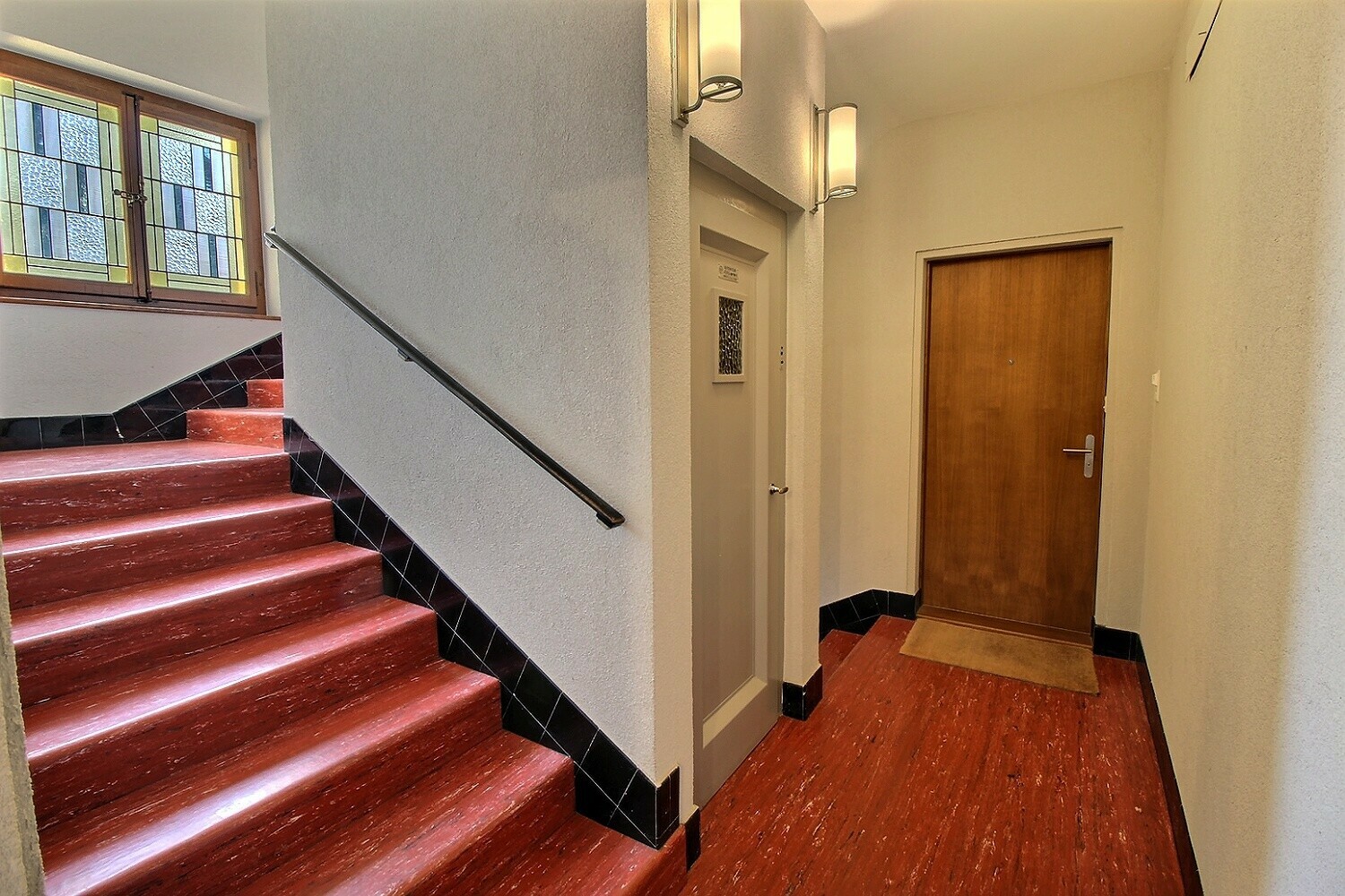 Eingangsflur mit Treppe und Wohnungseingang