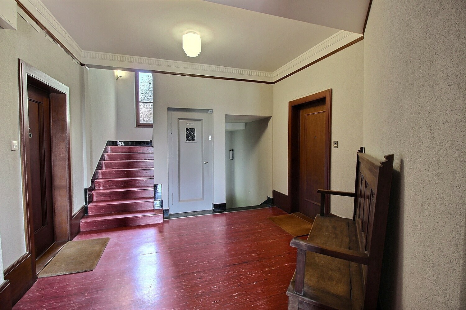 Eingangsflur mit Treppe und Sitzbank
