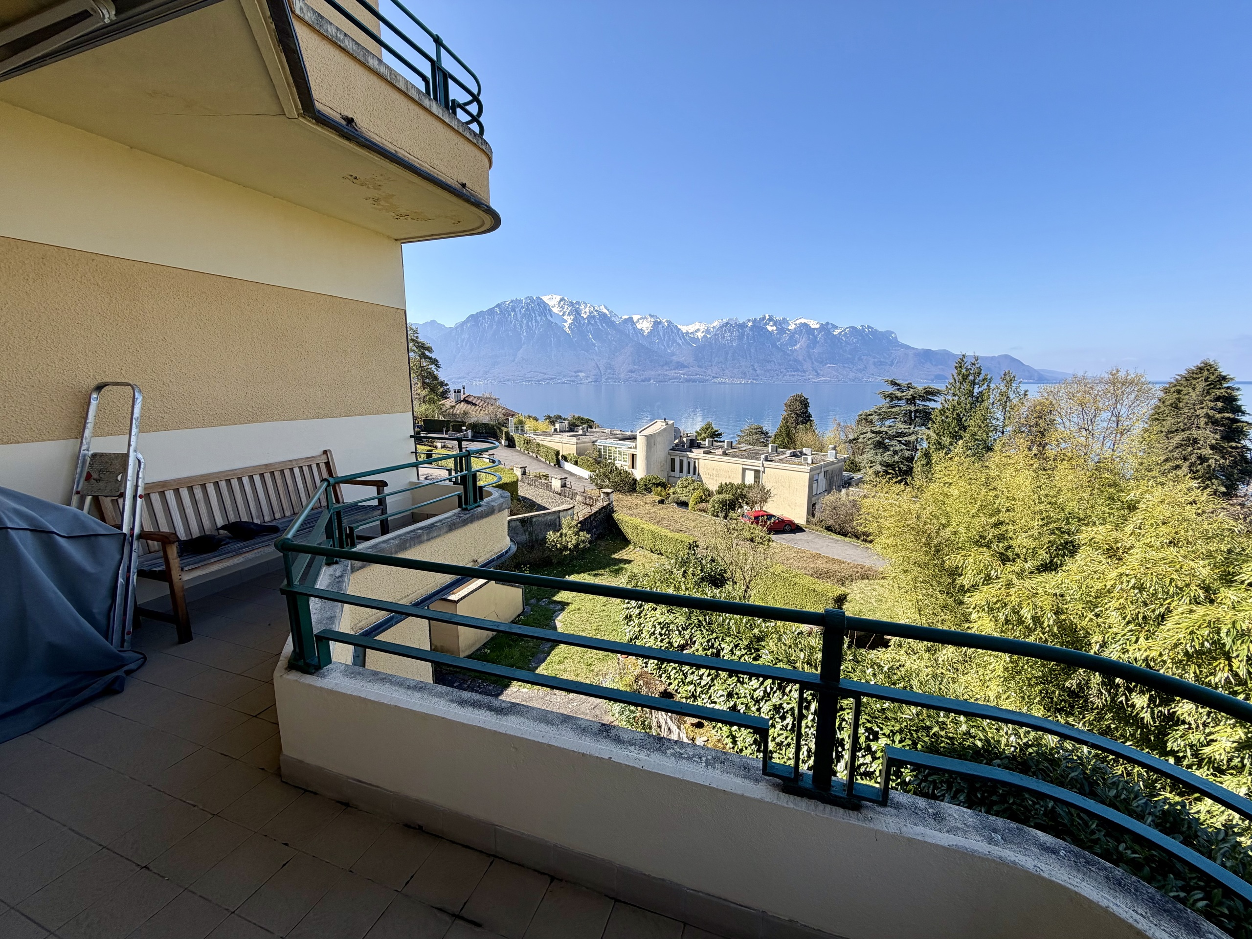 Balkon mit Seeblick und Bergpanorama