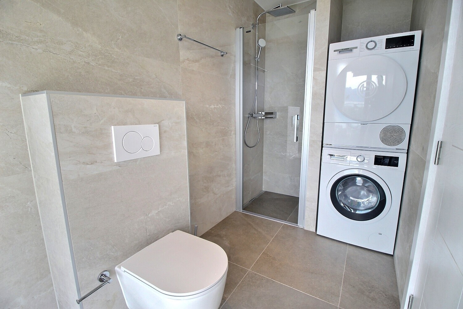 Modernes Badezimmer mit Waschturm