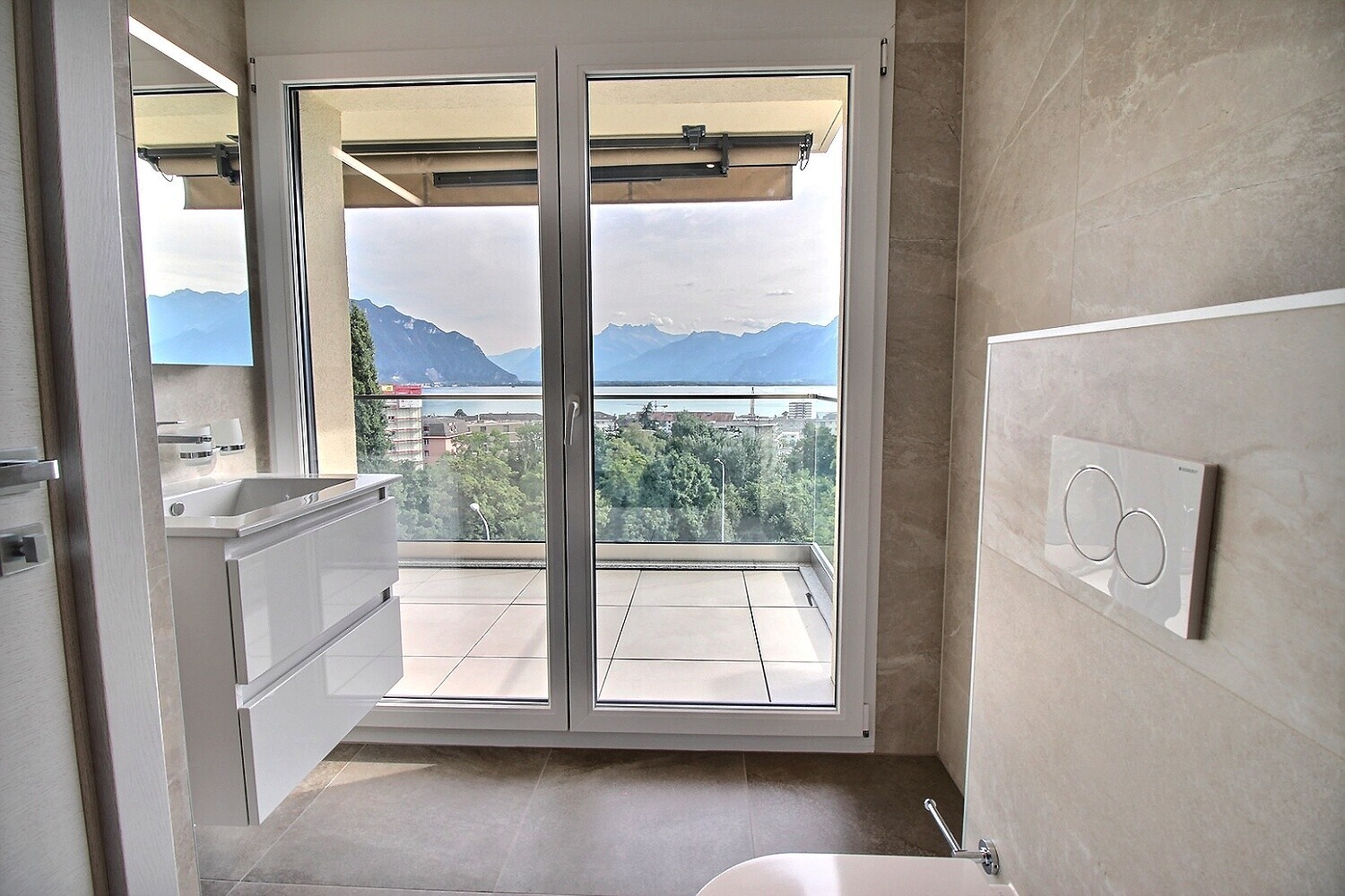 Modernes Badezimmer mit Seeblick