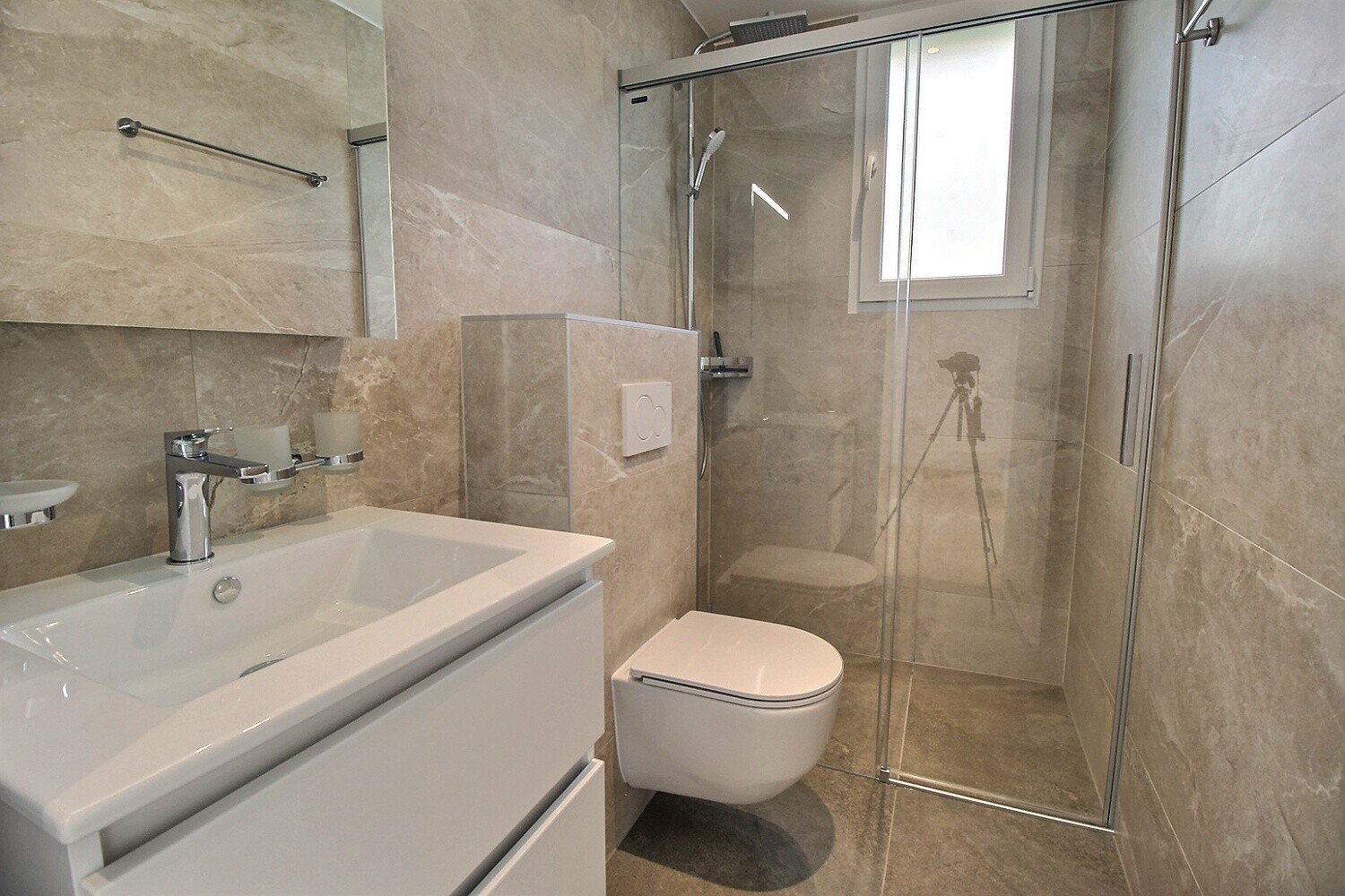 Modernes Badezimmer mit Dusche und WC