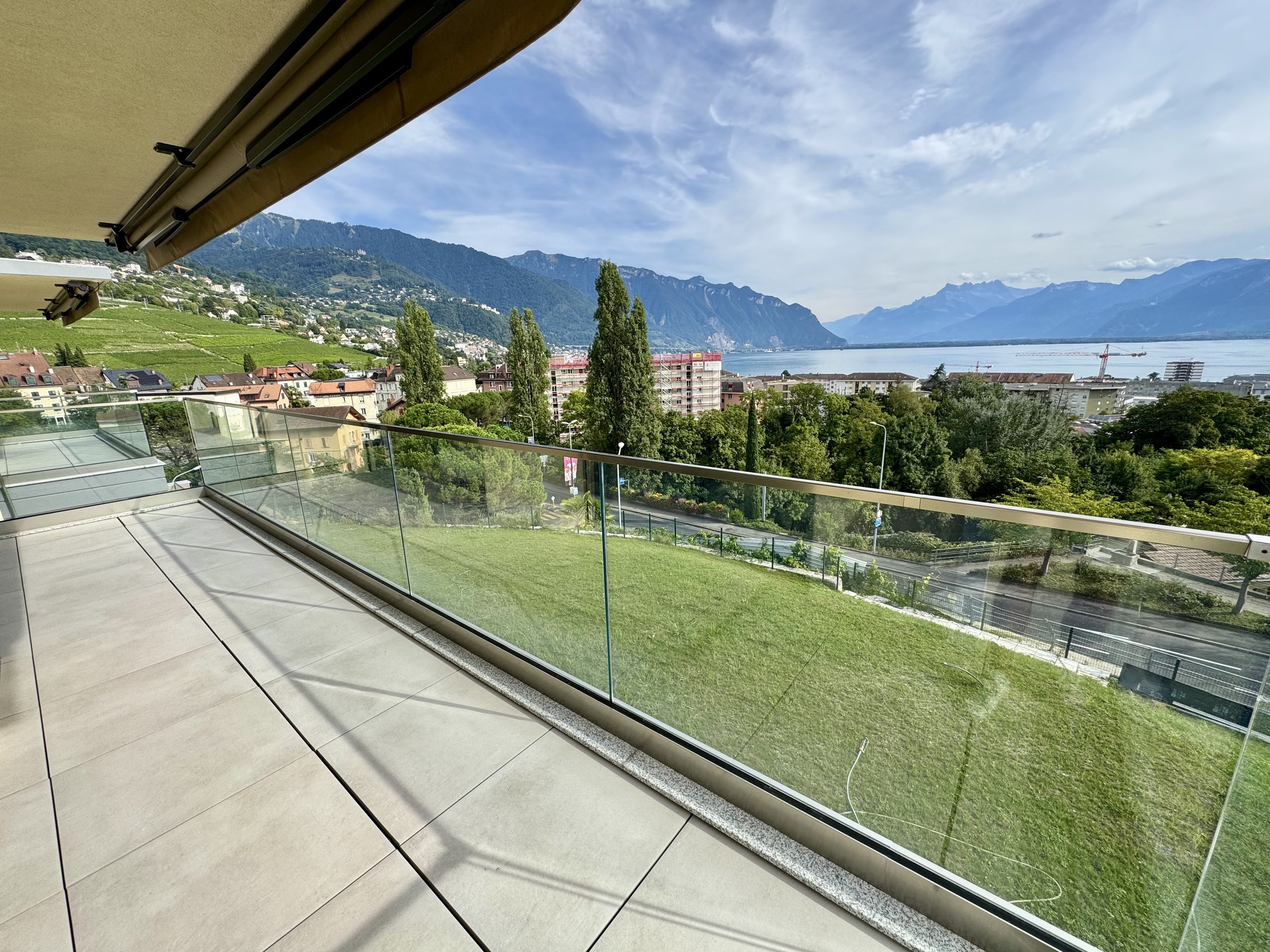 Balkon mit Panoramablick auf See und Berge