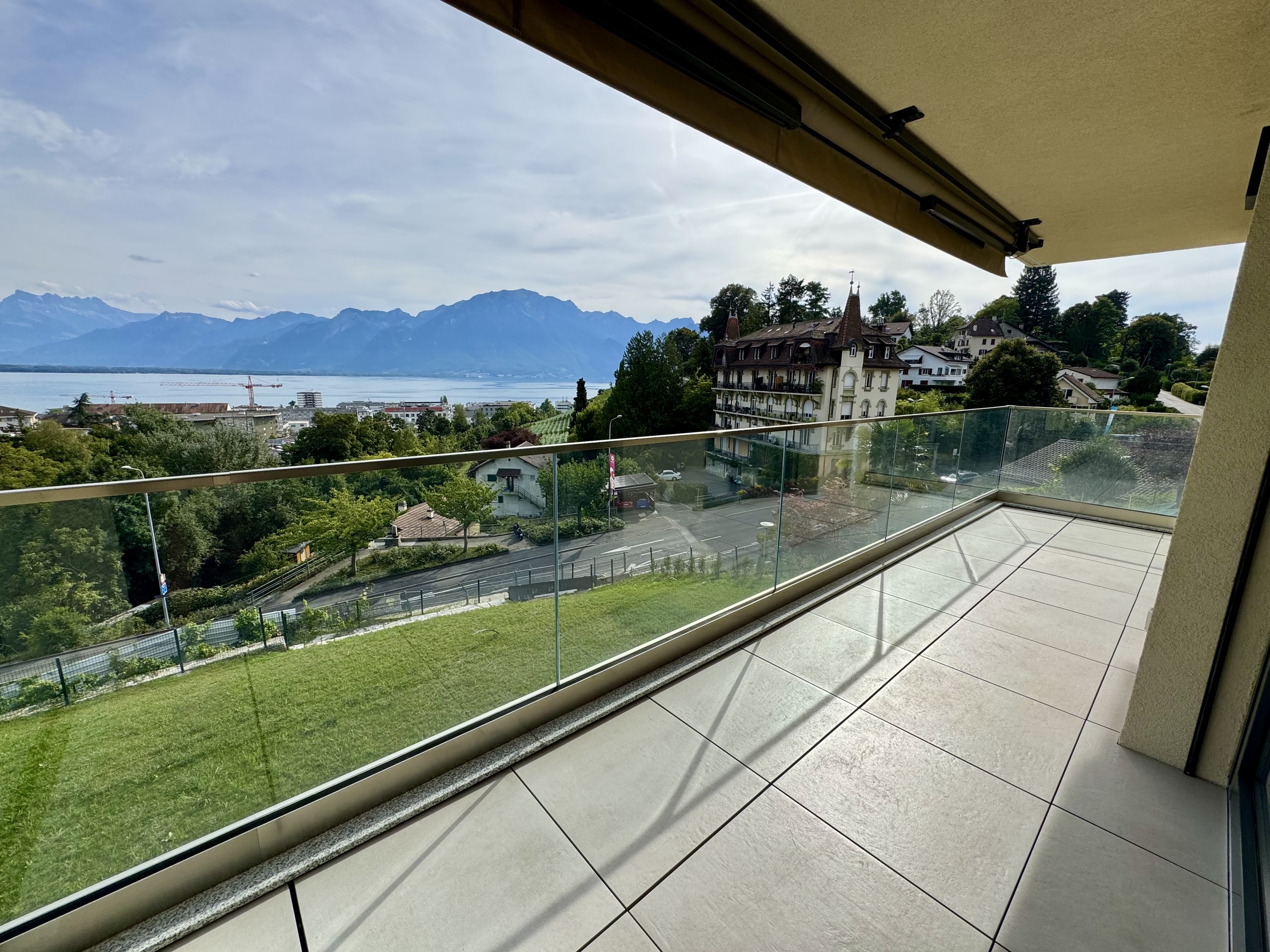 Balkon mit Seeblick und Alpenpanorama