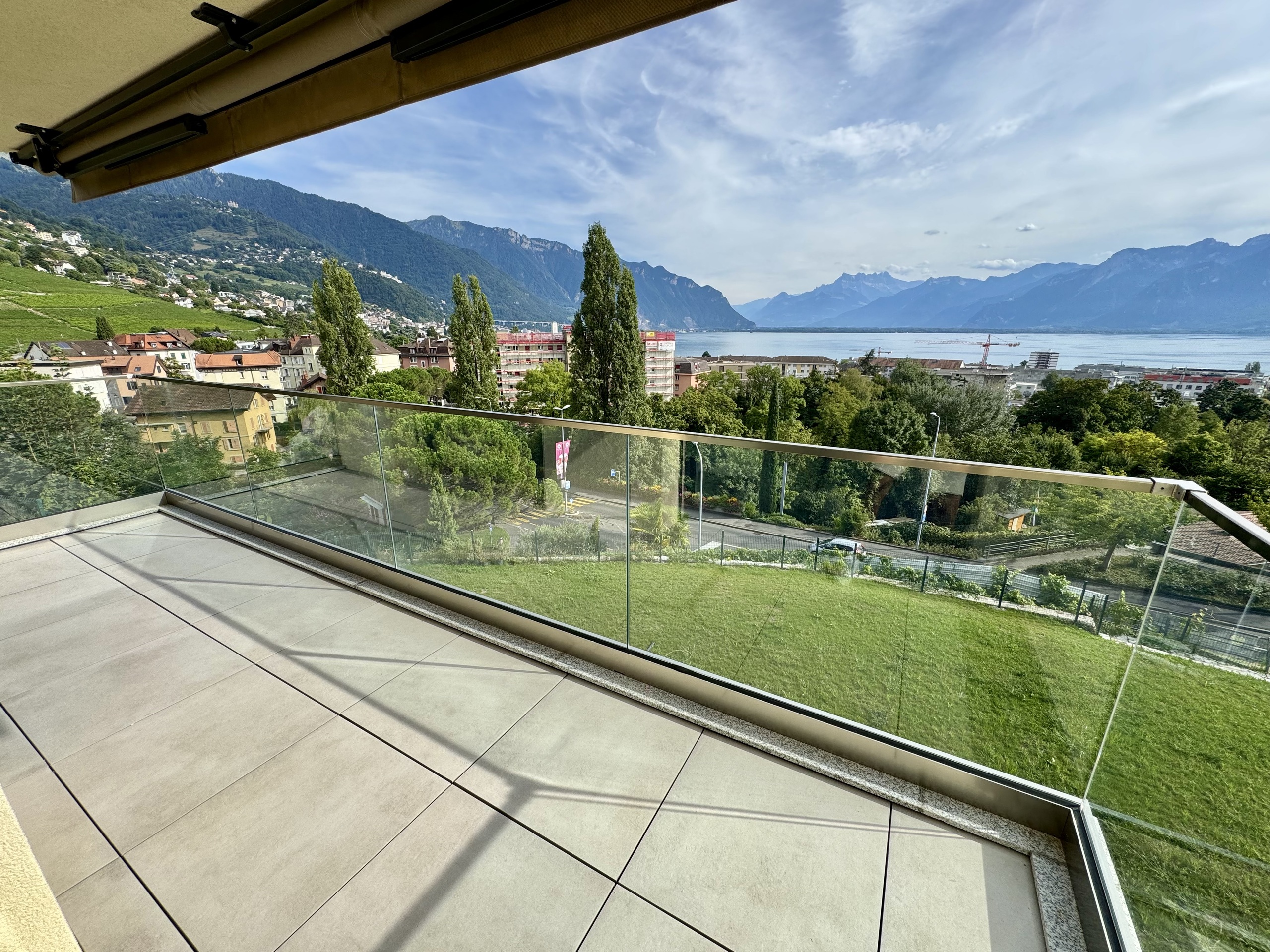 Balkon mit Seeblick und Bergpanorama