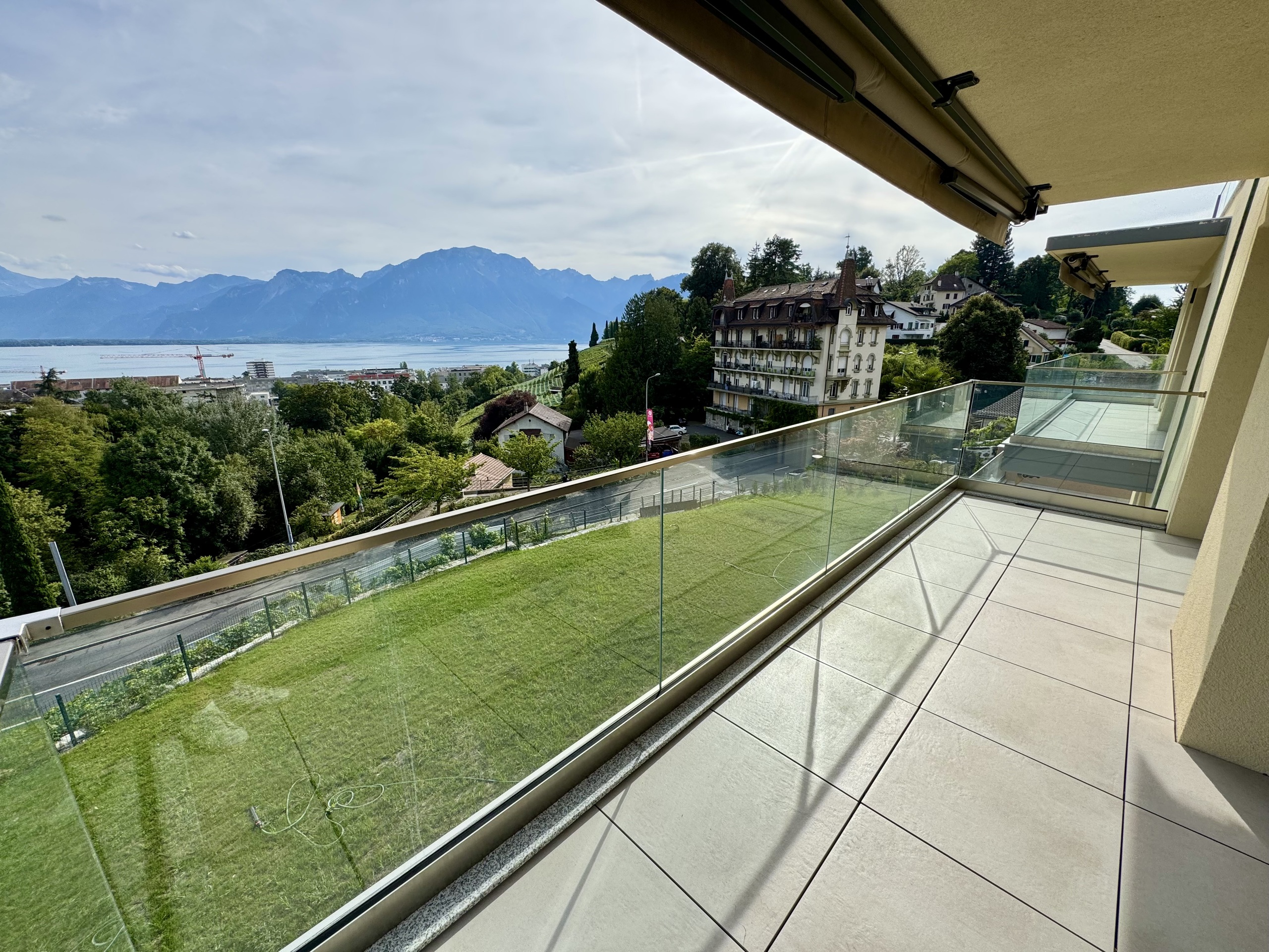 Balkon mit Panorama- und Seeblick
