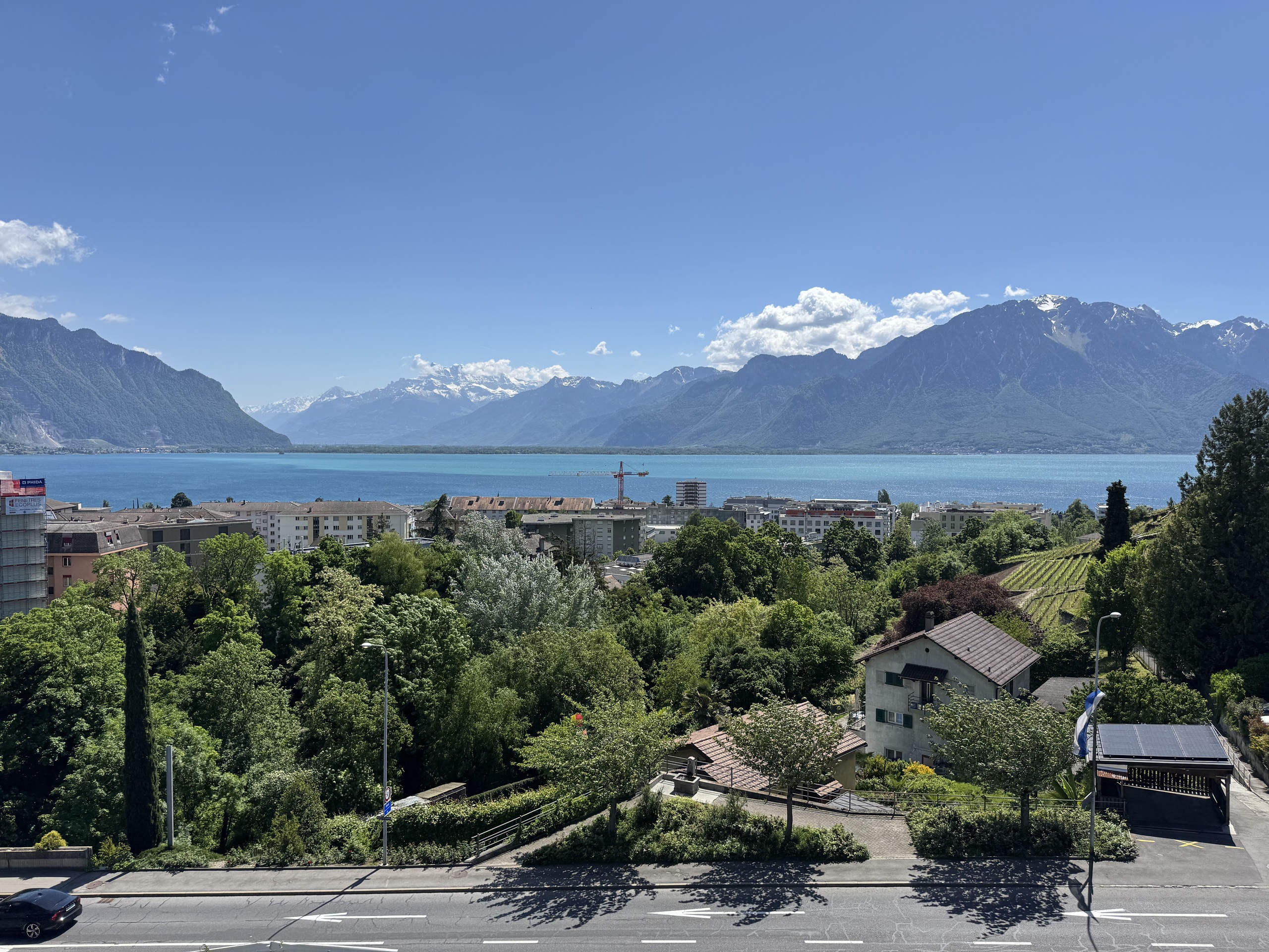 Panoramablick auf See und Berge